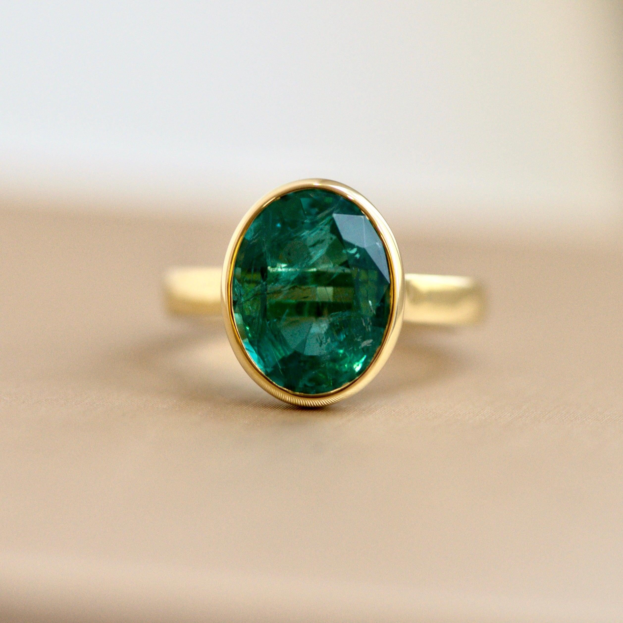 For Sale:  3.94 Carat Intense Green Zambian Emerald 18 Karat Yellow Gold Ring 2