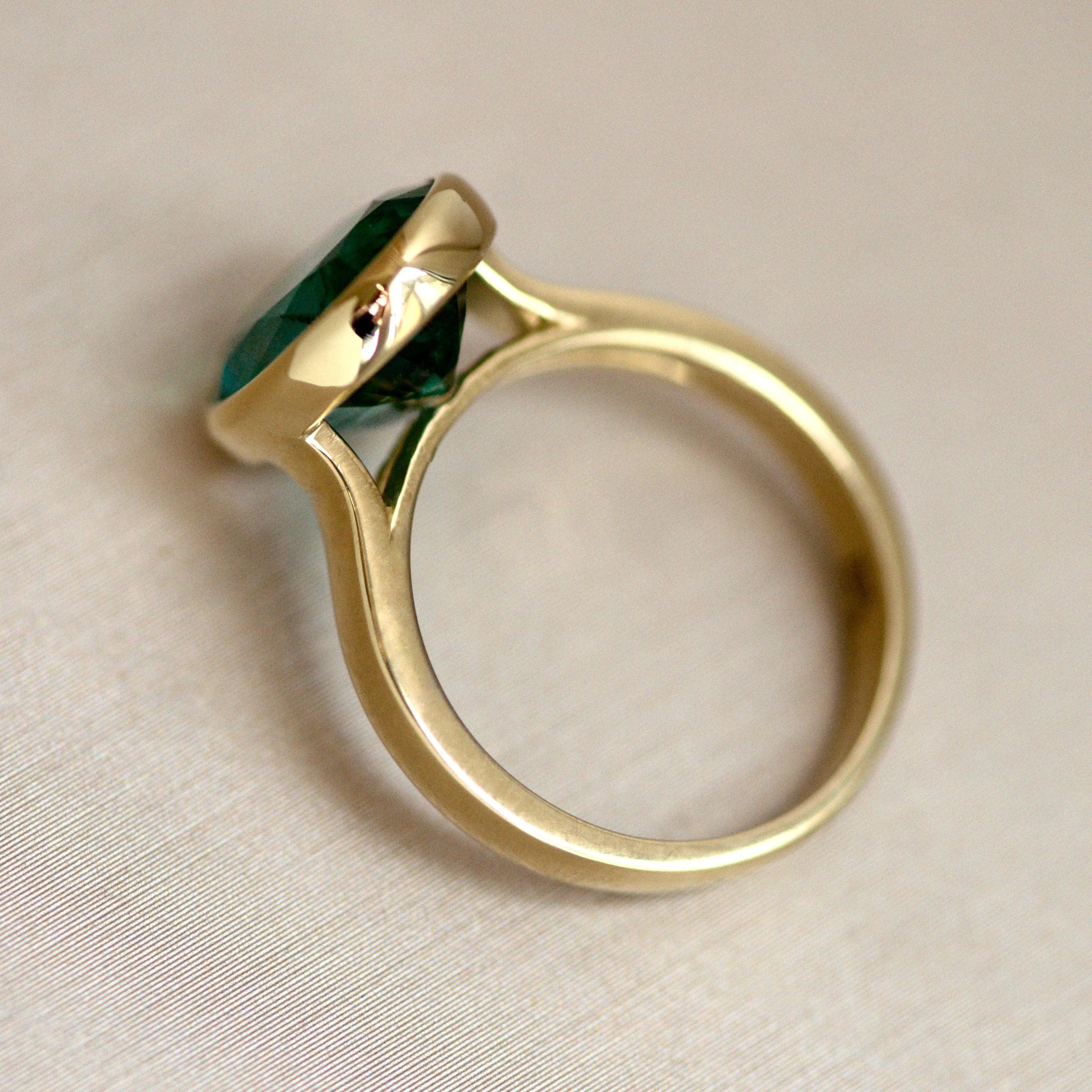 For Sale:  3.94 Carat Intense Green Zambian Emerald 18 Karat Yellow Gold Ring 3