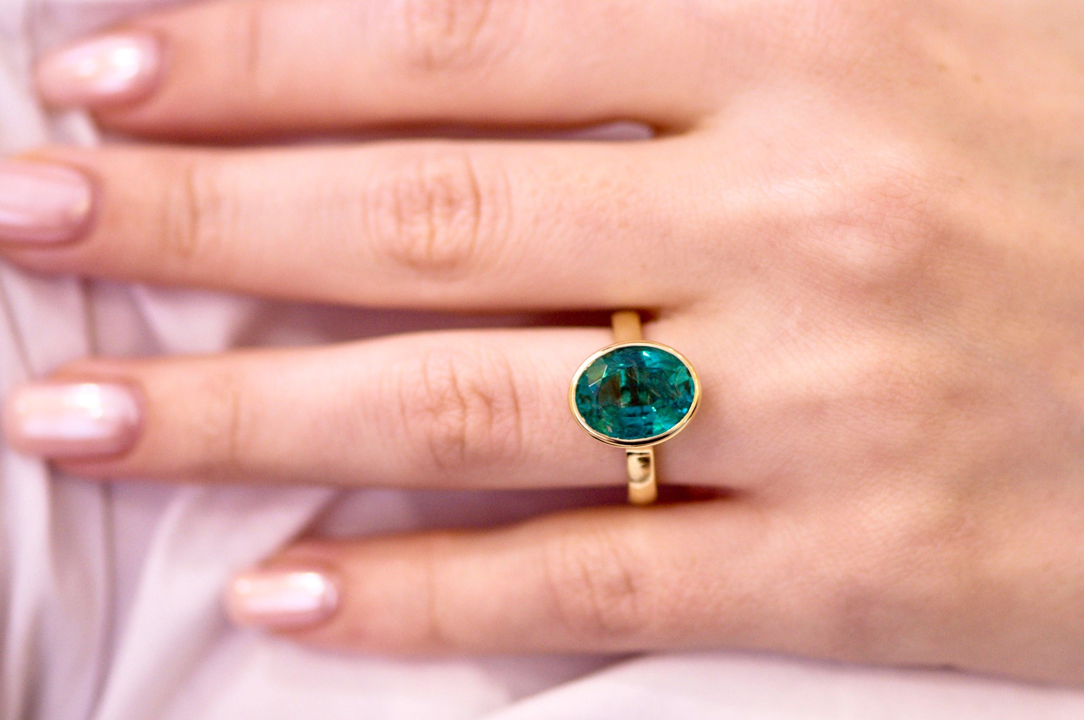 For Sale:  3.94 Carat Intense Green Zambian Emerald 18 Karat Yellow Gold Ring 5