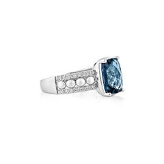 Sunita Nahata London Blauer Topas 3.94 Karat. Fancy Ring aus 18KWG mit Diamant.