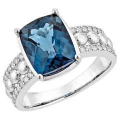 3,94 Karat Londoner Blautopas Ausgefallener Ring aus 18 Karat Weißgold mit Diamant.