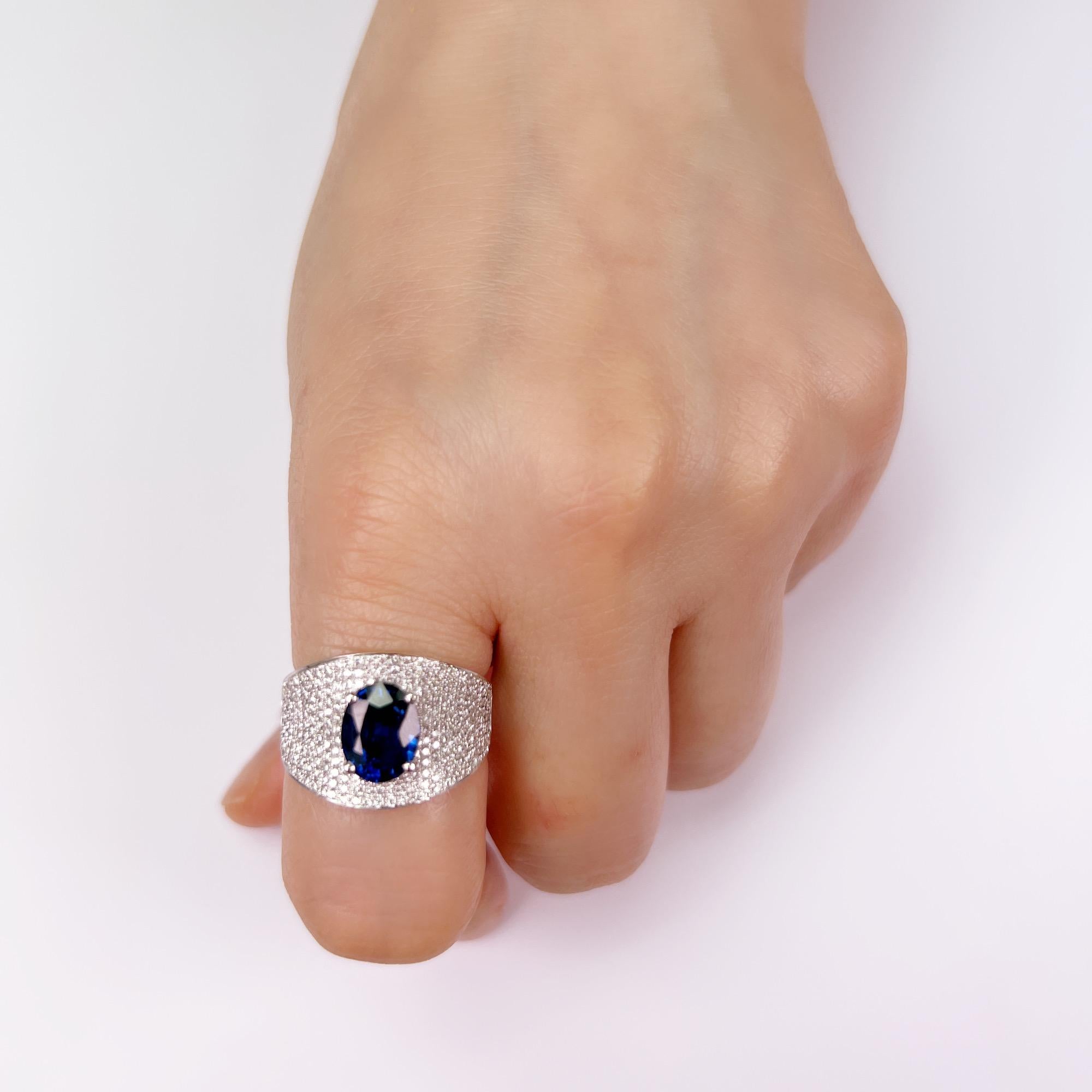3.94 Carat Sapphire and Diamond Ring Set on 18 Karat White Gold In New Condition For Sale In Wan Chai District, HK