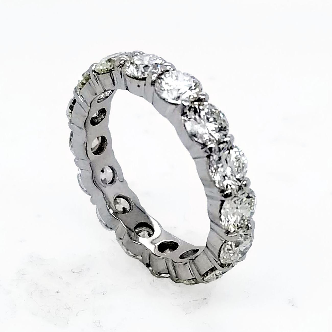 Round Cut 3.94 Carat Share Prong Round Brilliant Diamond 18 Karat Gold Eternity Ring For Sale