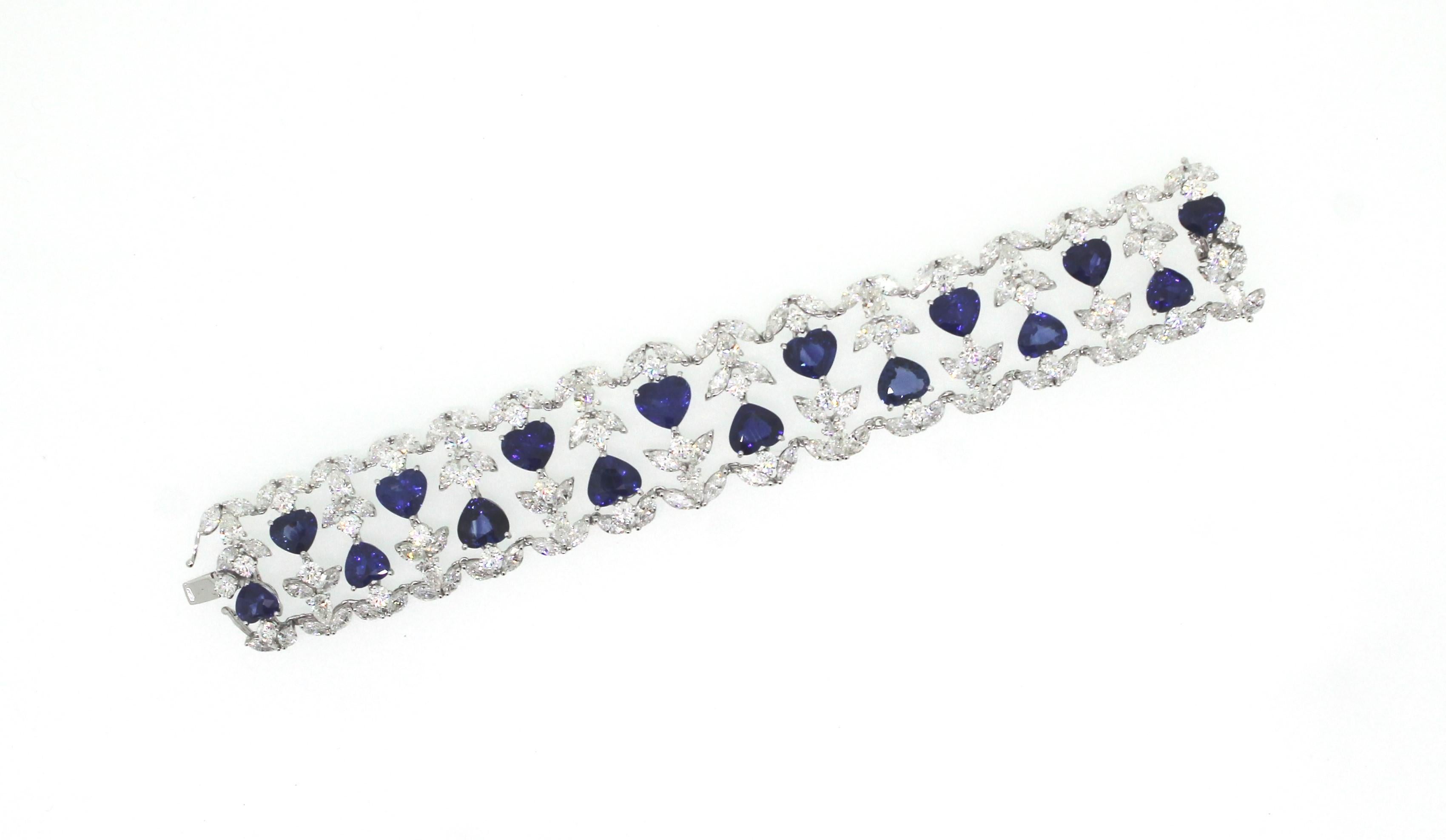 39.45 Carat Heart Shape Sapphire and White Diamonds Cuff Bracelet In New Condition For Sale In Milano, IT