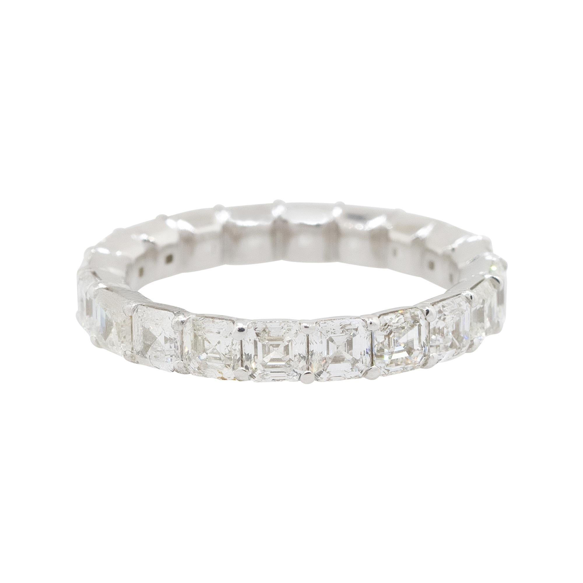 Material: 14k Weißgold
Diamant-Details: Ca. 3,95ctw von asscher cut Diamanten. Die Diamanten haben eine Farbe von G/H und eine Reinheit von VS.
Gesamtgewicht: 2,3g (1,5dwt)
Größe: 6,5 
Abmessungen: 22mm x 3mm x 22mm
Zusätzliche Details: Dieser