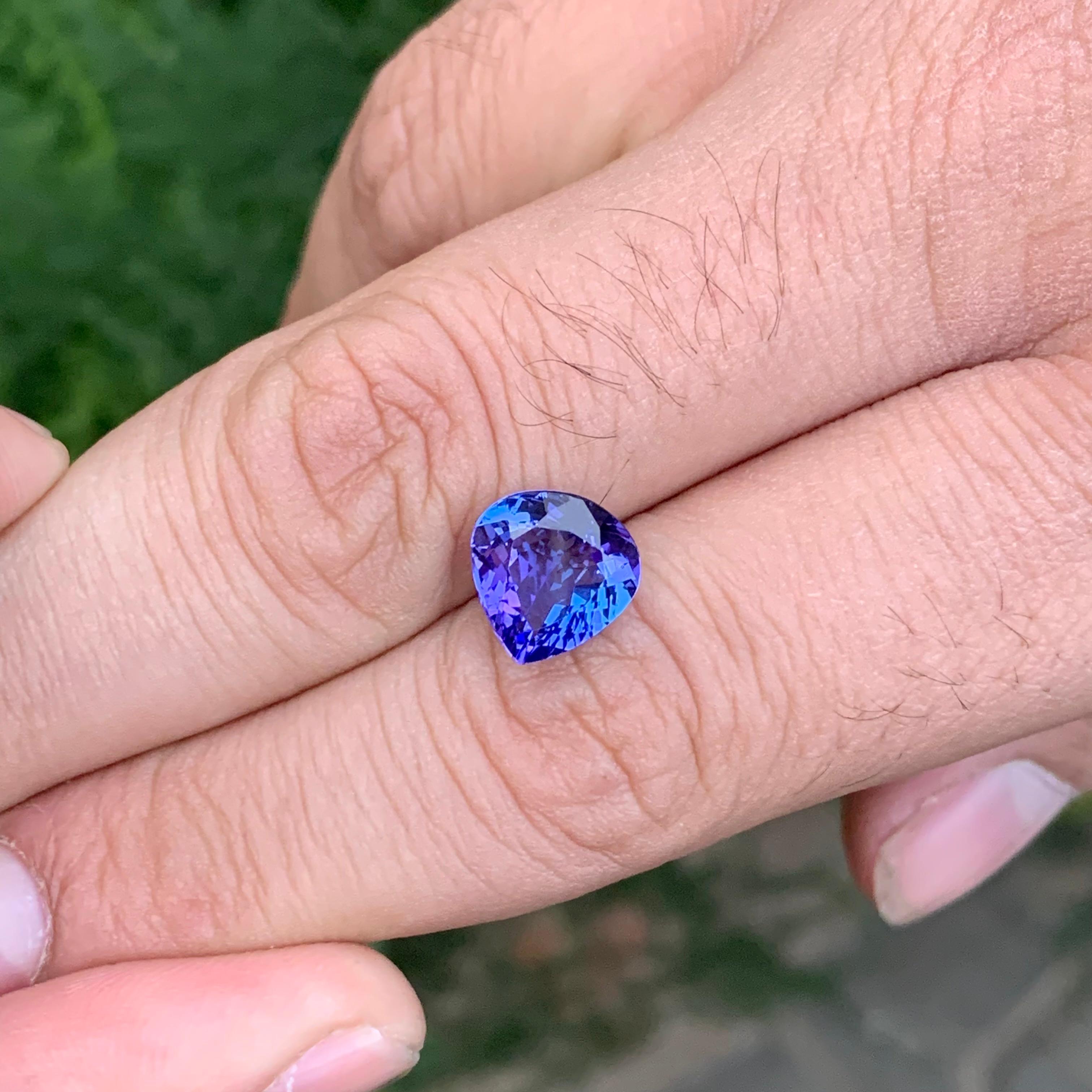 3.95 Carat Glamorous Faceted Tanzanite Pear Shape Gem From Tanzania en vente 2