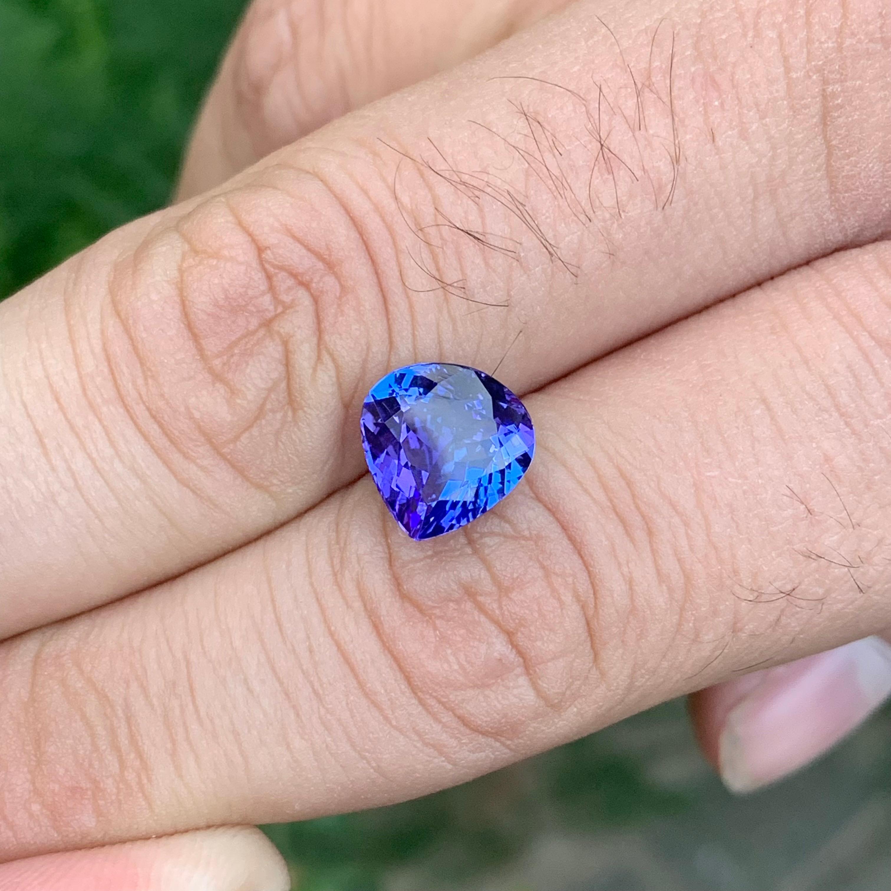 3.95 Carat Glamorous Faceted Tanzanite Pear Shape Gem From Tanzania en vente 3