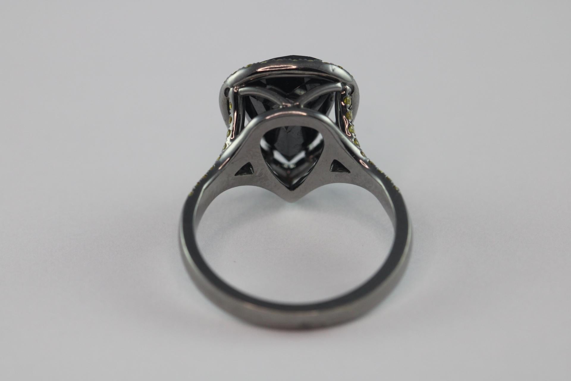 Taille poire Bague de 3,95 carats diamant noir naturel et diamant jaune fantaisie naturel en vente