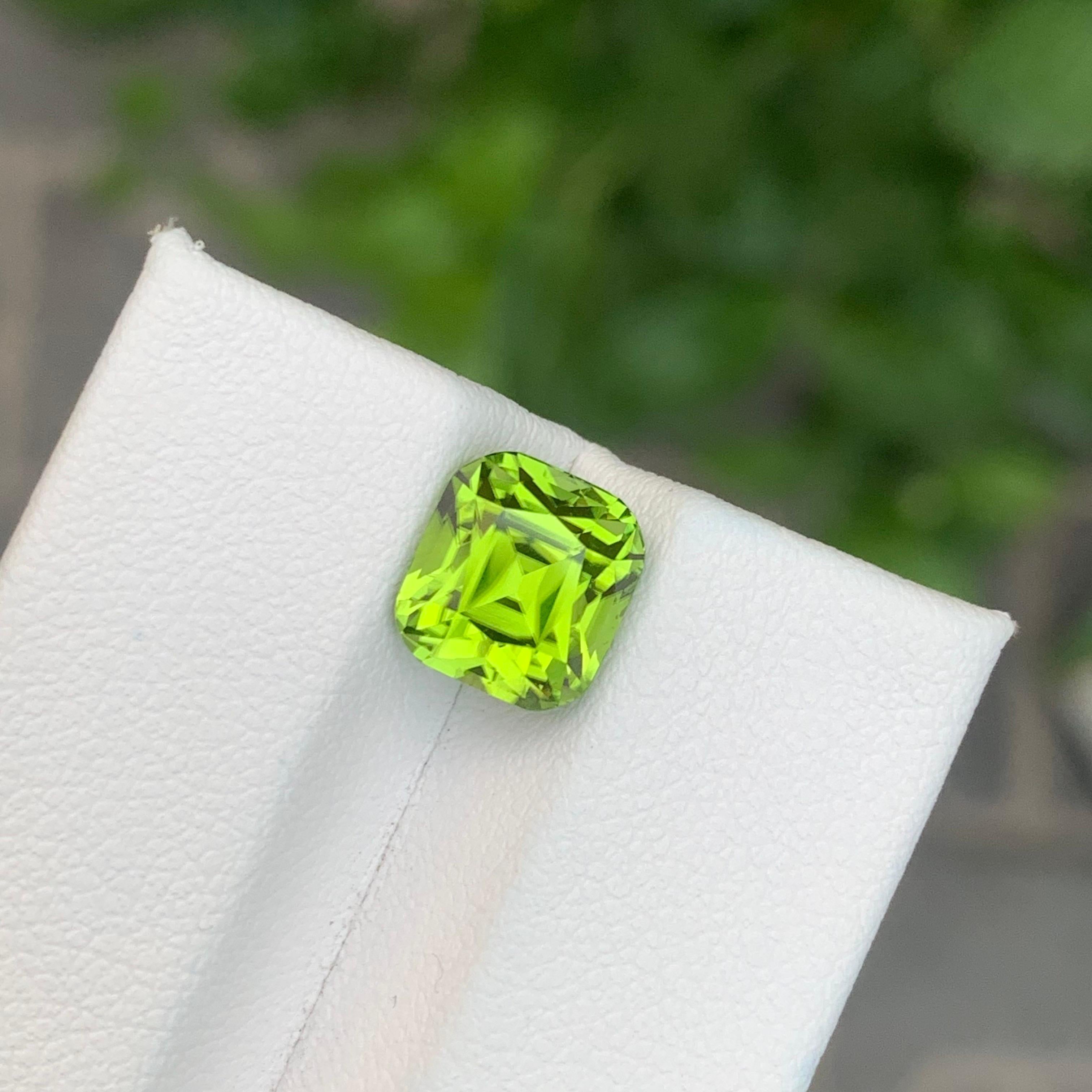 Cushion Cut 3.95 Carat Natural Lightsaber Green Colour Peridot Cushion Shape Loose Gemstone For Sale