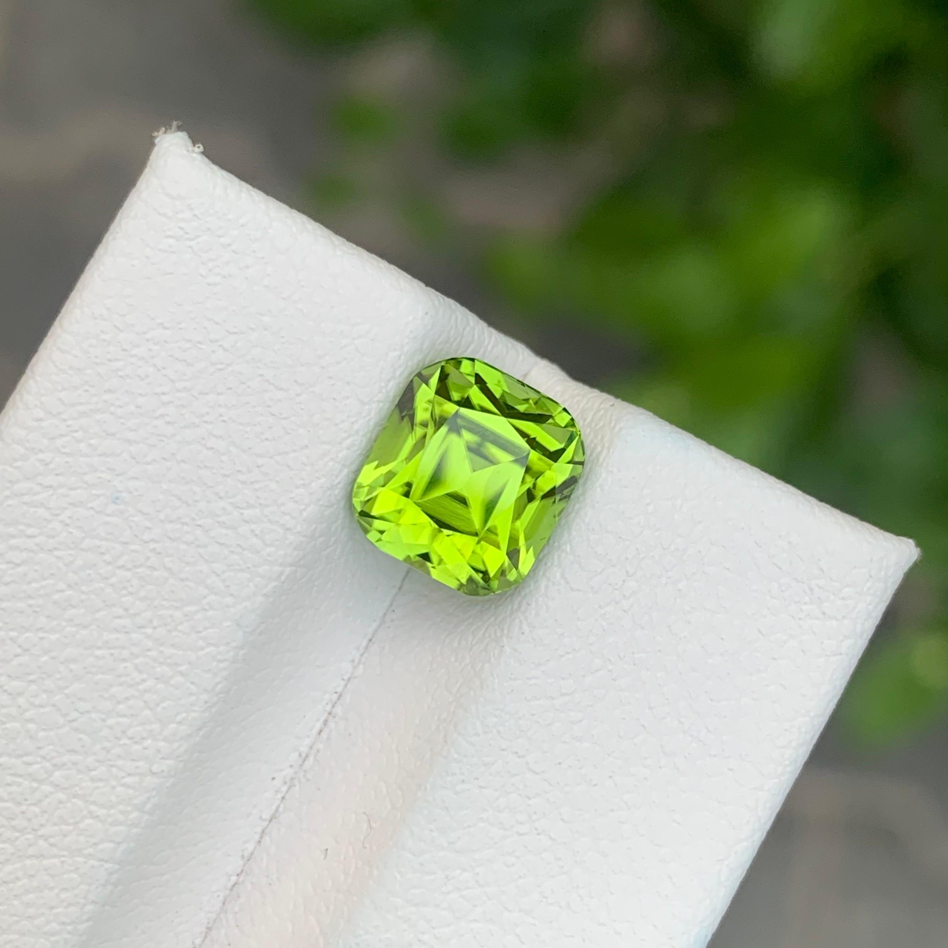 3.95 Carat Natural Lightsaber Green Colour Peridot Cushion Shape Loose Gemstone In New Condition For Sale In Peshawar, PK