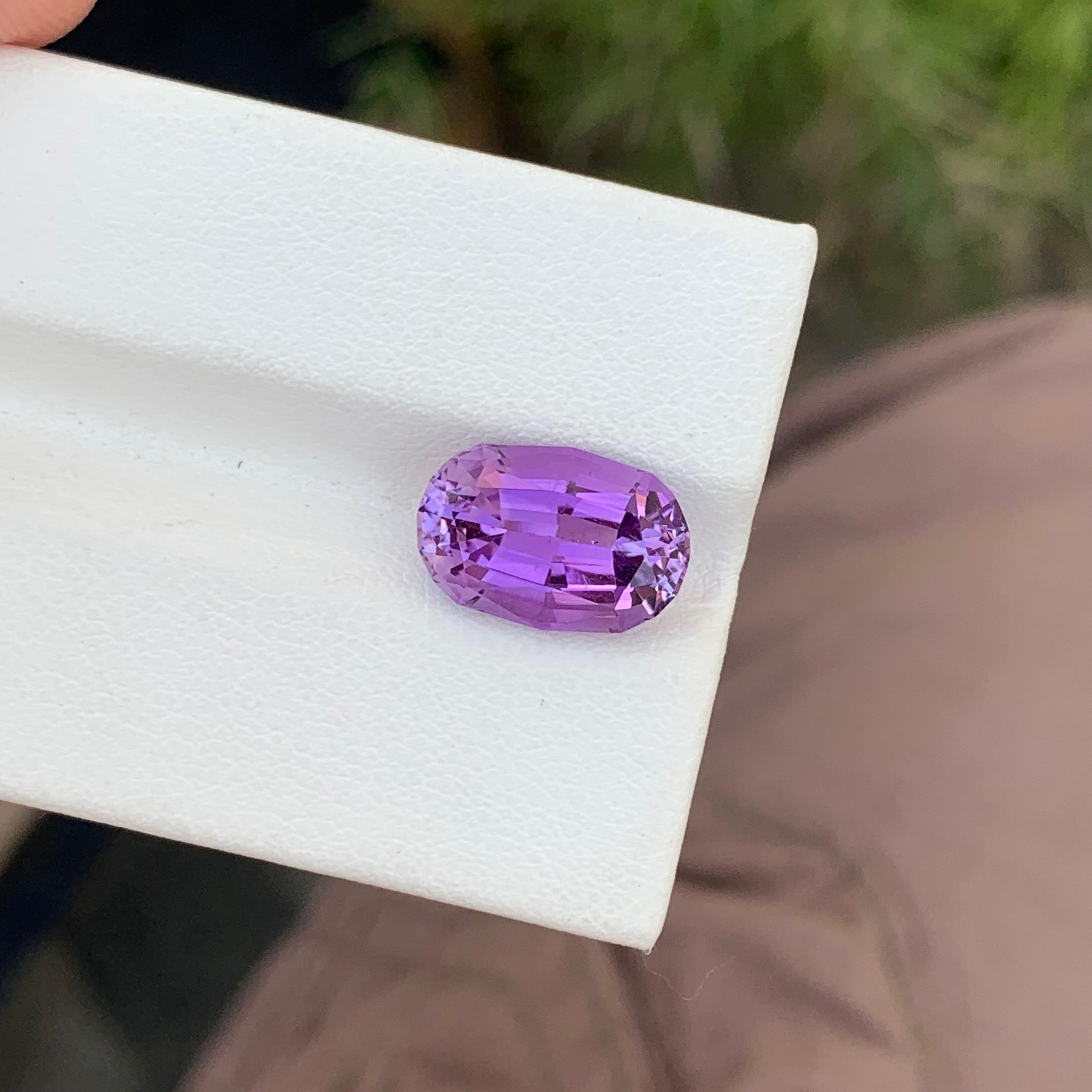 Women's or Men's 3.95 Carat Natural Loose Amethyst Oval Shape Gem For Jewellery Making For Sale