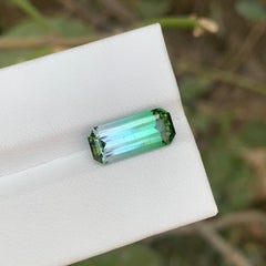 3.95 quilates de turmalina bicolor natural suelta en forma de esmeralda