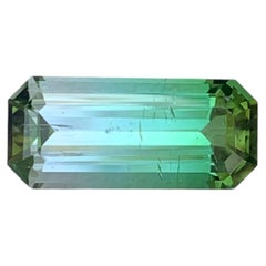 3.95 quilates de turmalina bicolor natural suelta en forma de esmeralda