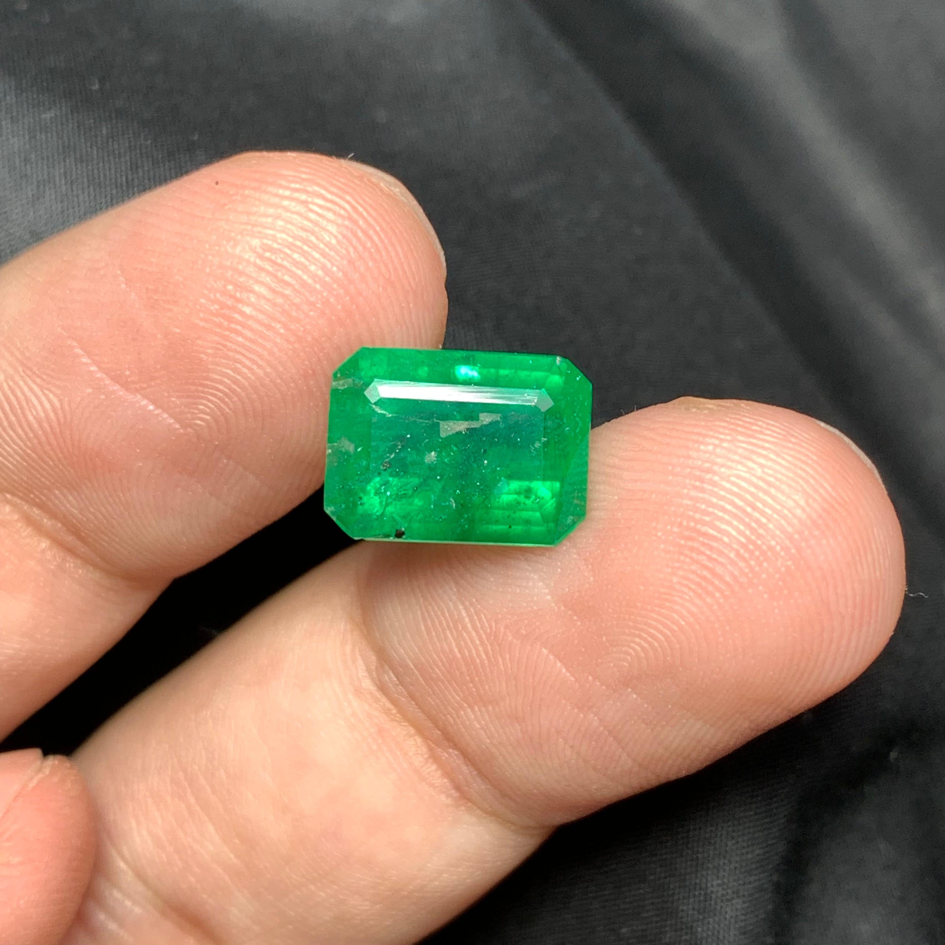 3.95 Carat Natural Loose Emerald Shape Gem For Jewellery Making  In New Condition For Sale In Peshawar, PK