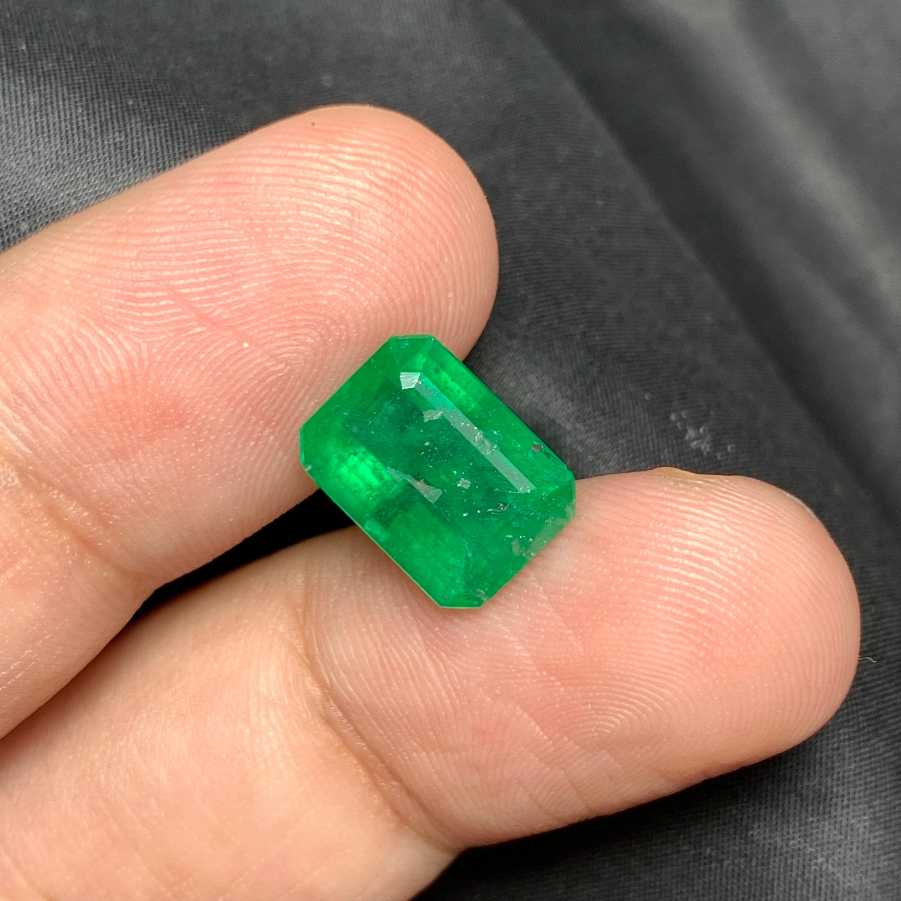 3.95 Carat Natural Loose Emerald Shape Gem For Jewellery Making  For Sale 1