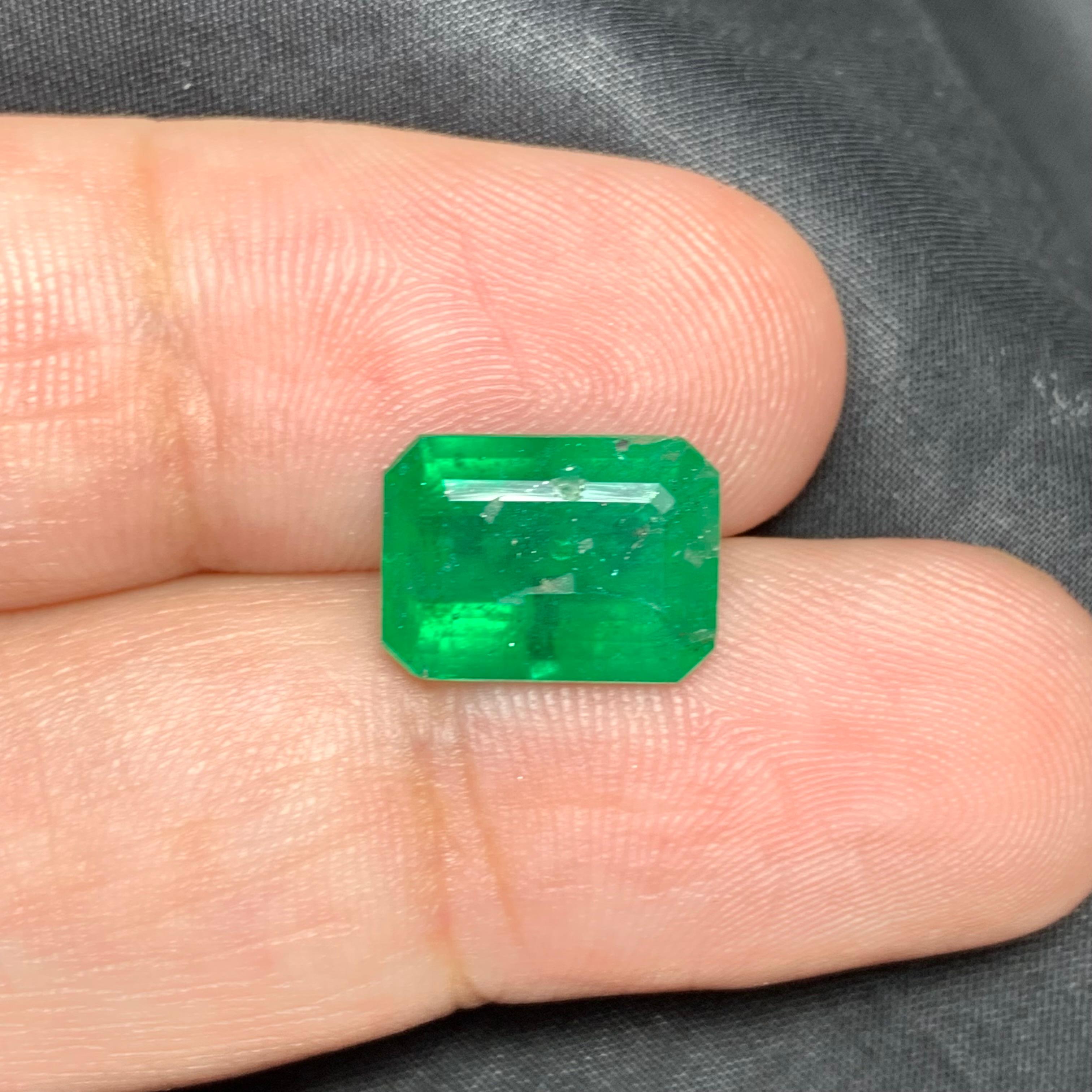 3.95 Carat Natural Loose Emerald Shape Gem For Jewellery Making  For Sale 2