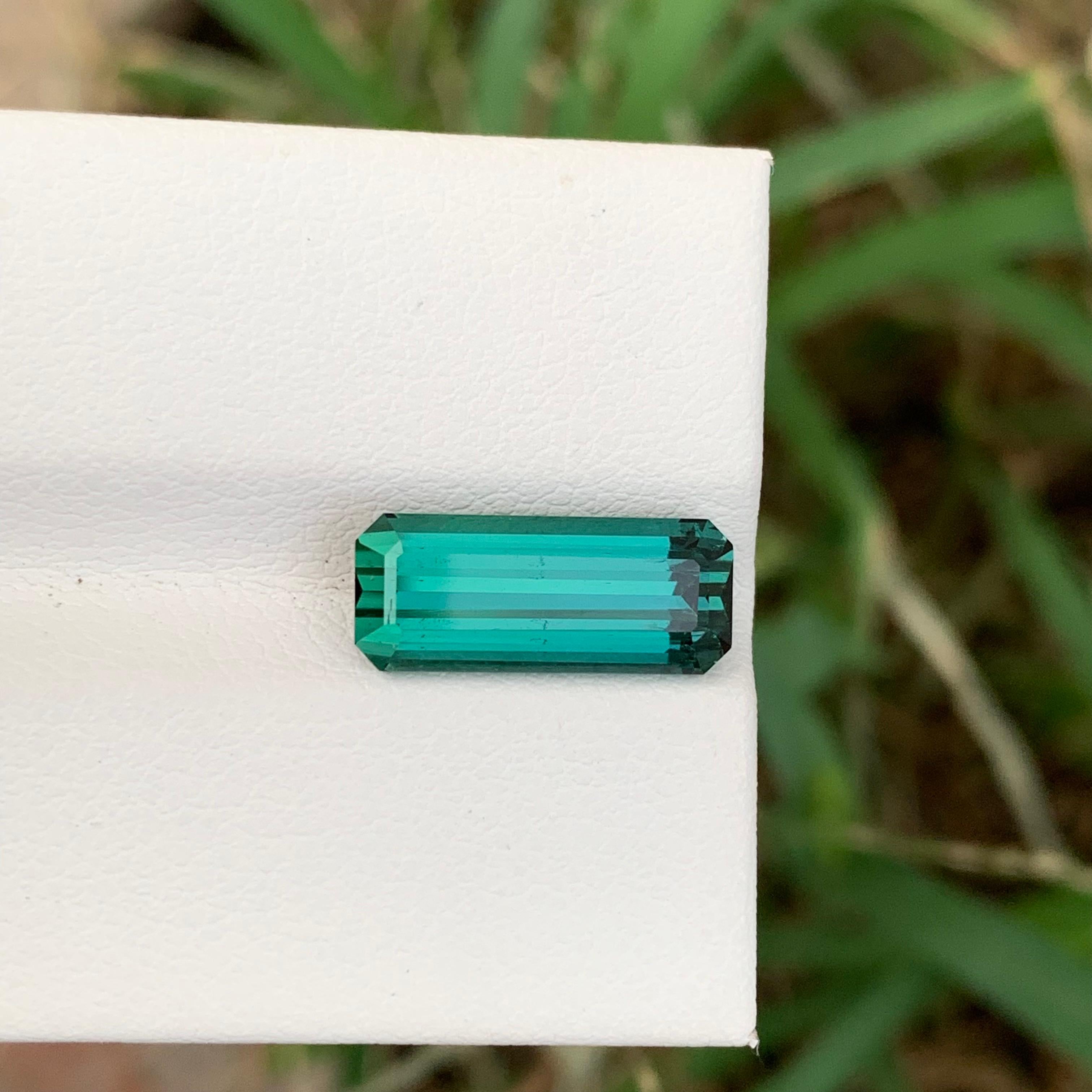 3,95 Karat natürlicher loser Lagoon-Turmalin in langer Smaragdform für Ring (Arts and Crafts) im Angebot