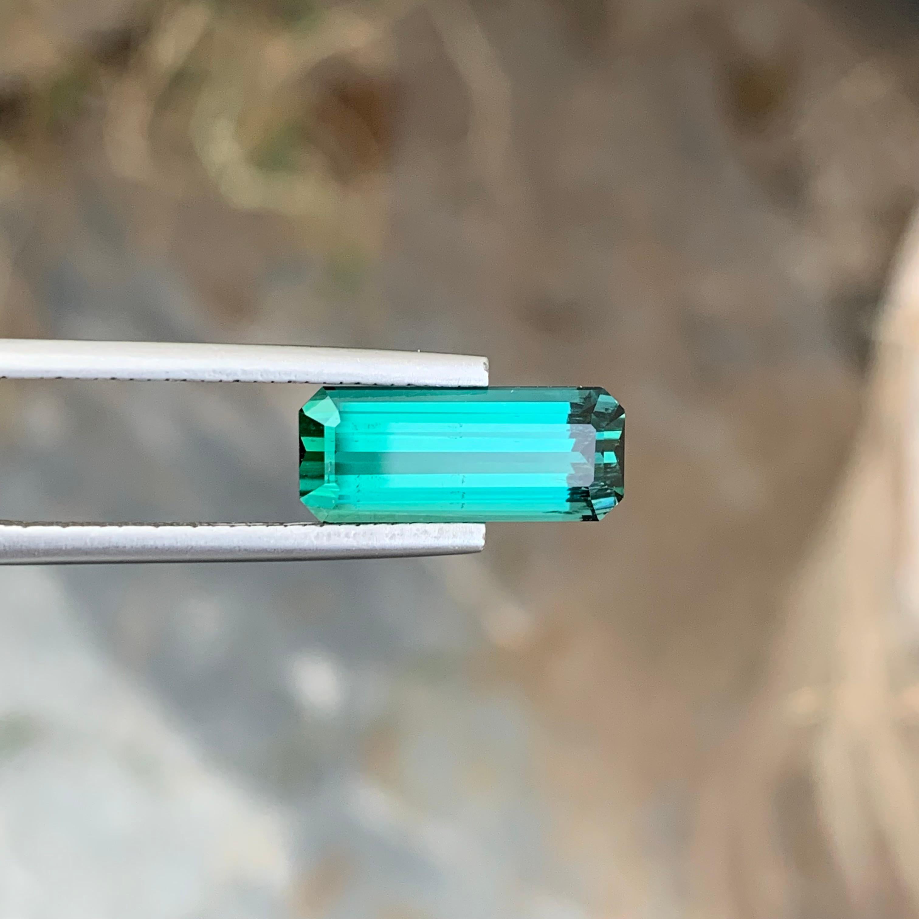 3,95 Karat natürlicher loser Lagoon-Turmalin in langer Smaragdform für Ring im Angebot 1