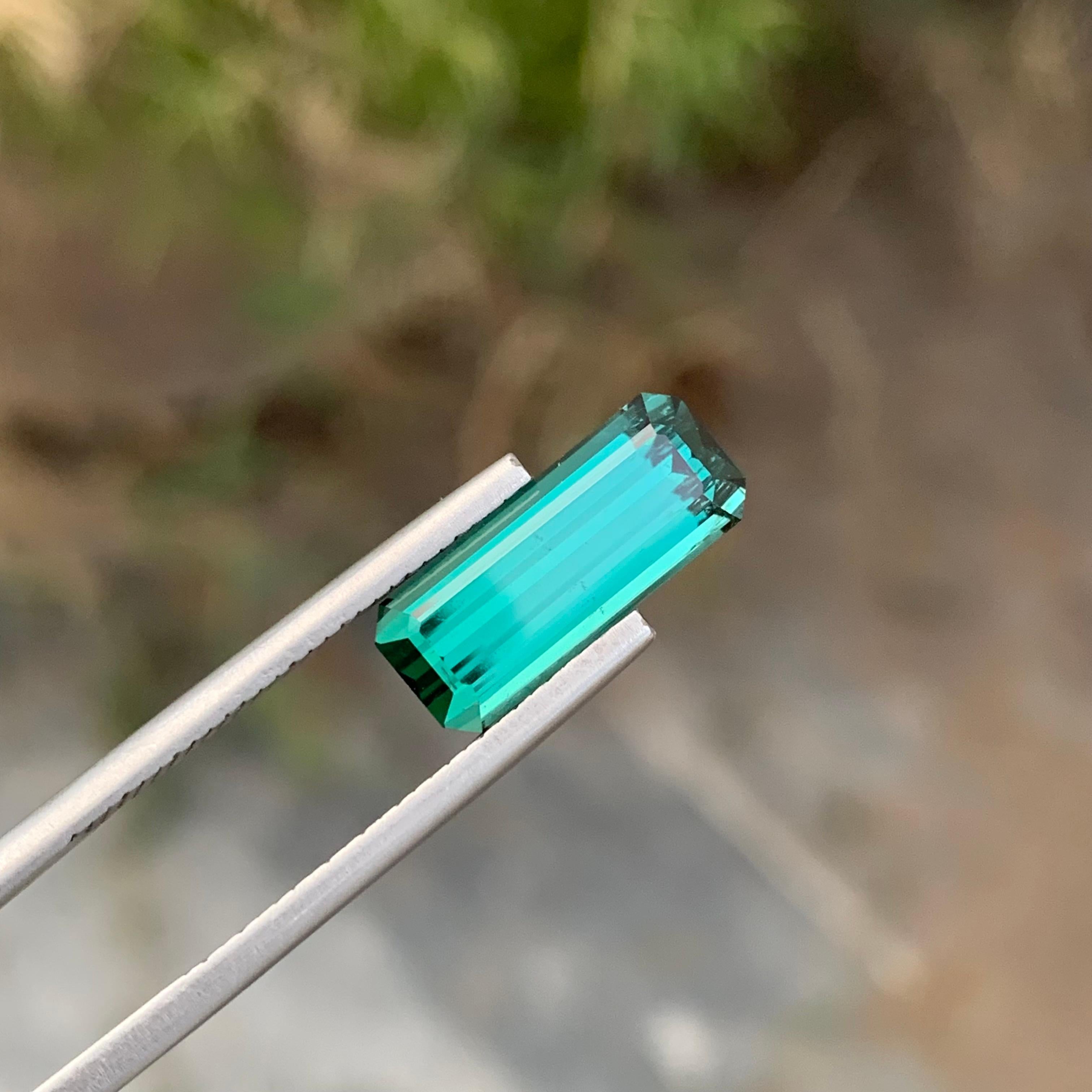 3,95 Karat natürlicher loser Lagoon-Turmalin in langer Smaragdform für Ring im Angebot 2