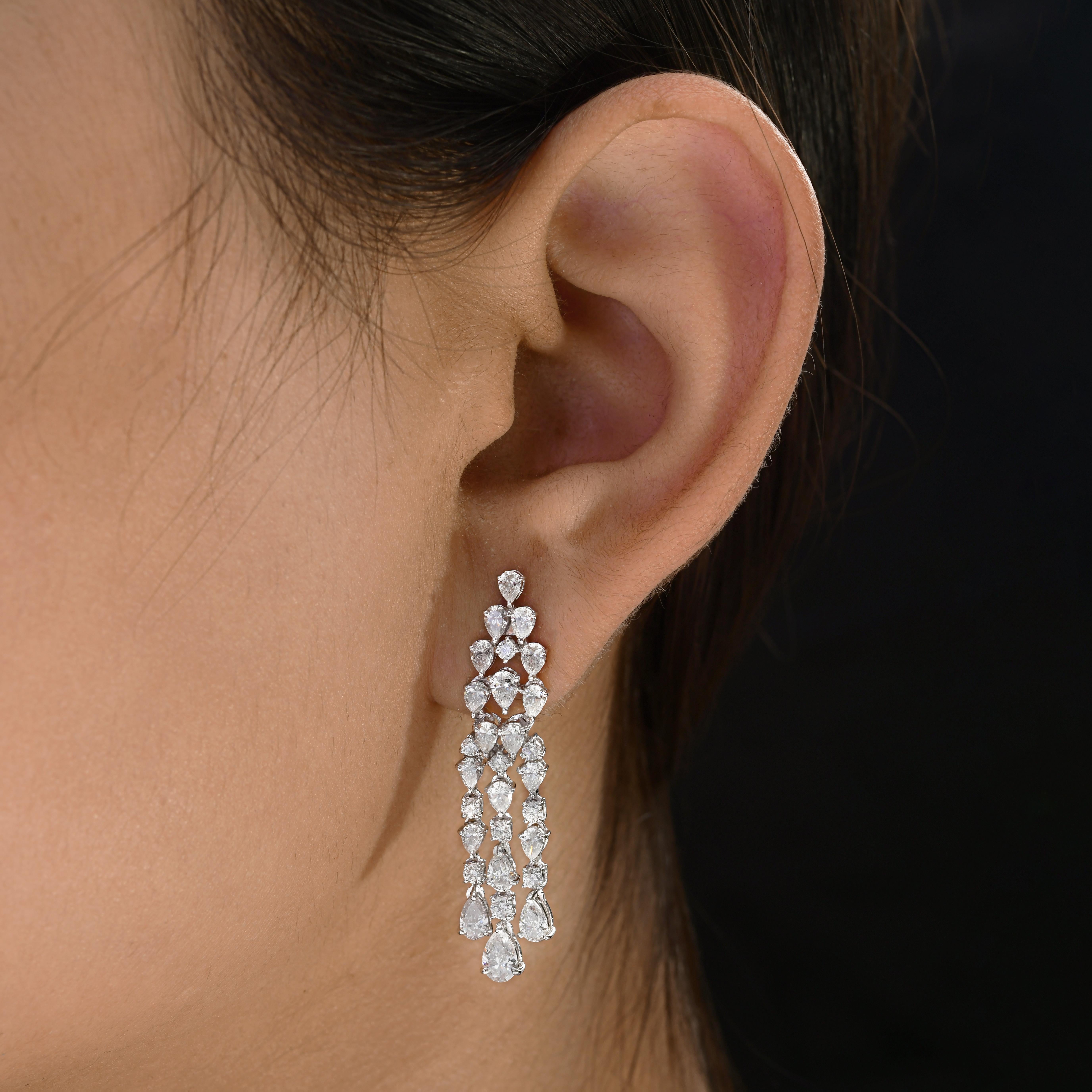 3,95 Carati SI/H Orecchini a lampadario con diamanti in oro bianco 14k Gioielli di qualità
Gli orecchini sono realizzati con una cascata a tre livelli. La sezione superiore inizia con un grappolo di diamanti con taglio a pera e rotondo, che formano