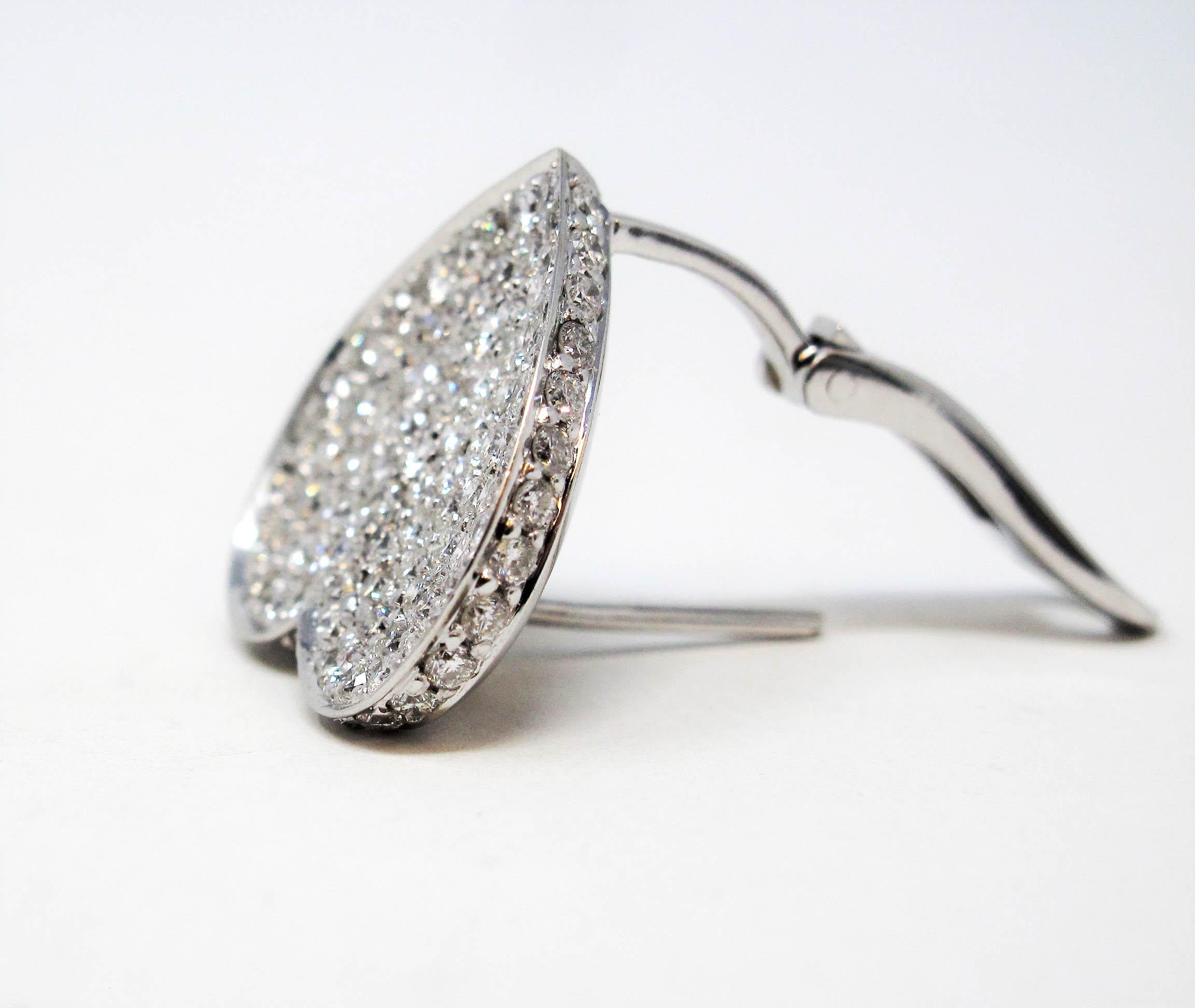 Extra große konkave herzförmige Diamant-Ohrringe aus 14 Karat Weißgold mit Pavé-Diamant im Angebot 1