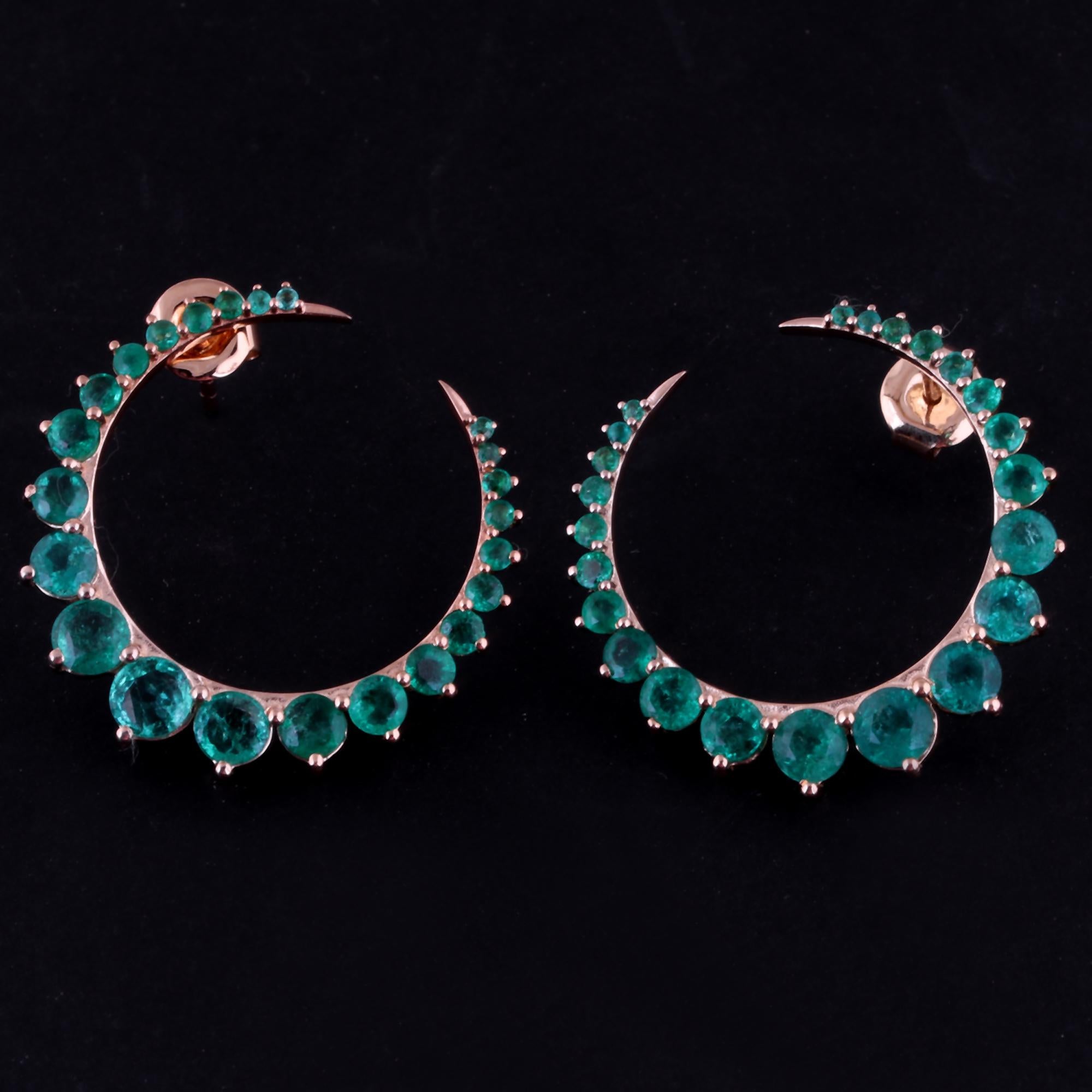 Round Cut 3.95 Carat Natural Emerald Crescent Moon Stud Earrings 18k Rose Gold Jewelry For Sale