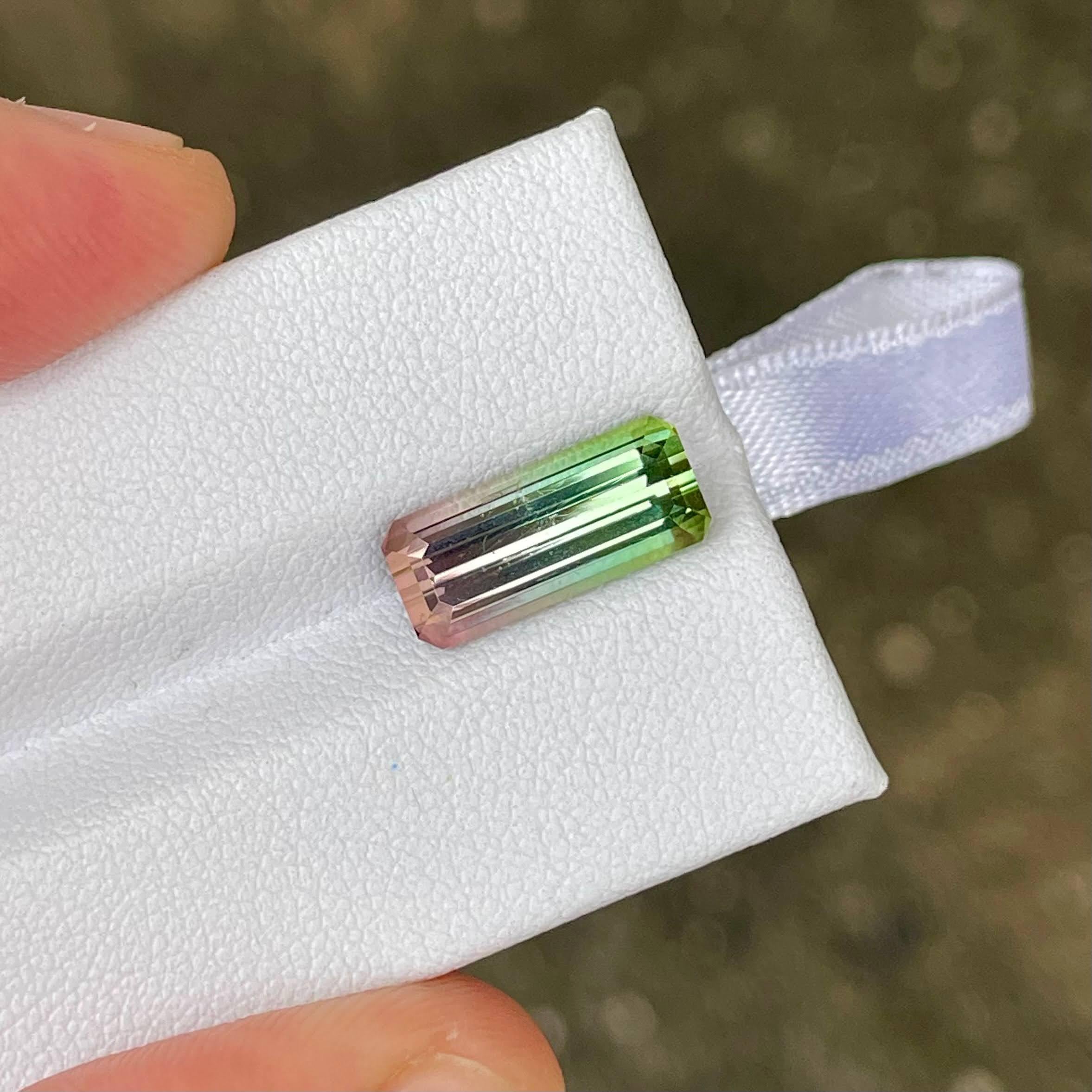 Taille émeraude Pierre tourmaline afghane bicolore taille émeraude de 3,95 carats en vente