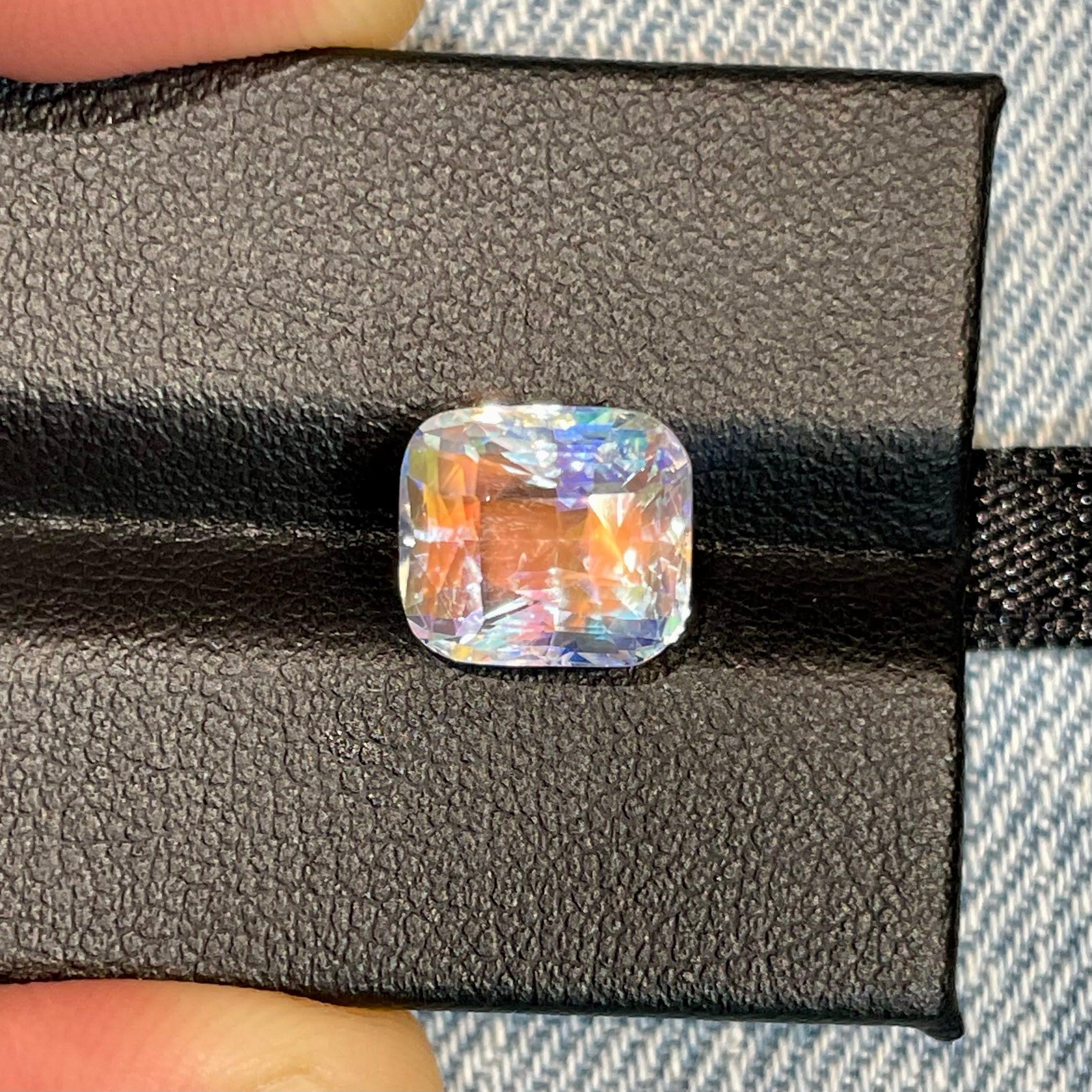 Peso 3,95 quilates 
Dimensiones 9,7x8,6x7,5 mm 
Tratamiento ninguno 
Origen India 
Claridad VVS 
Cojín de forma 
Cortar cojín de fantasía 



Esta piedra lunar facetada de 3,95 quilates es una cautivadora gema natural, procedente de la India,