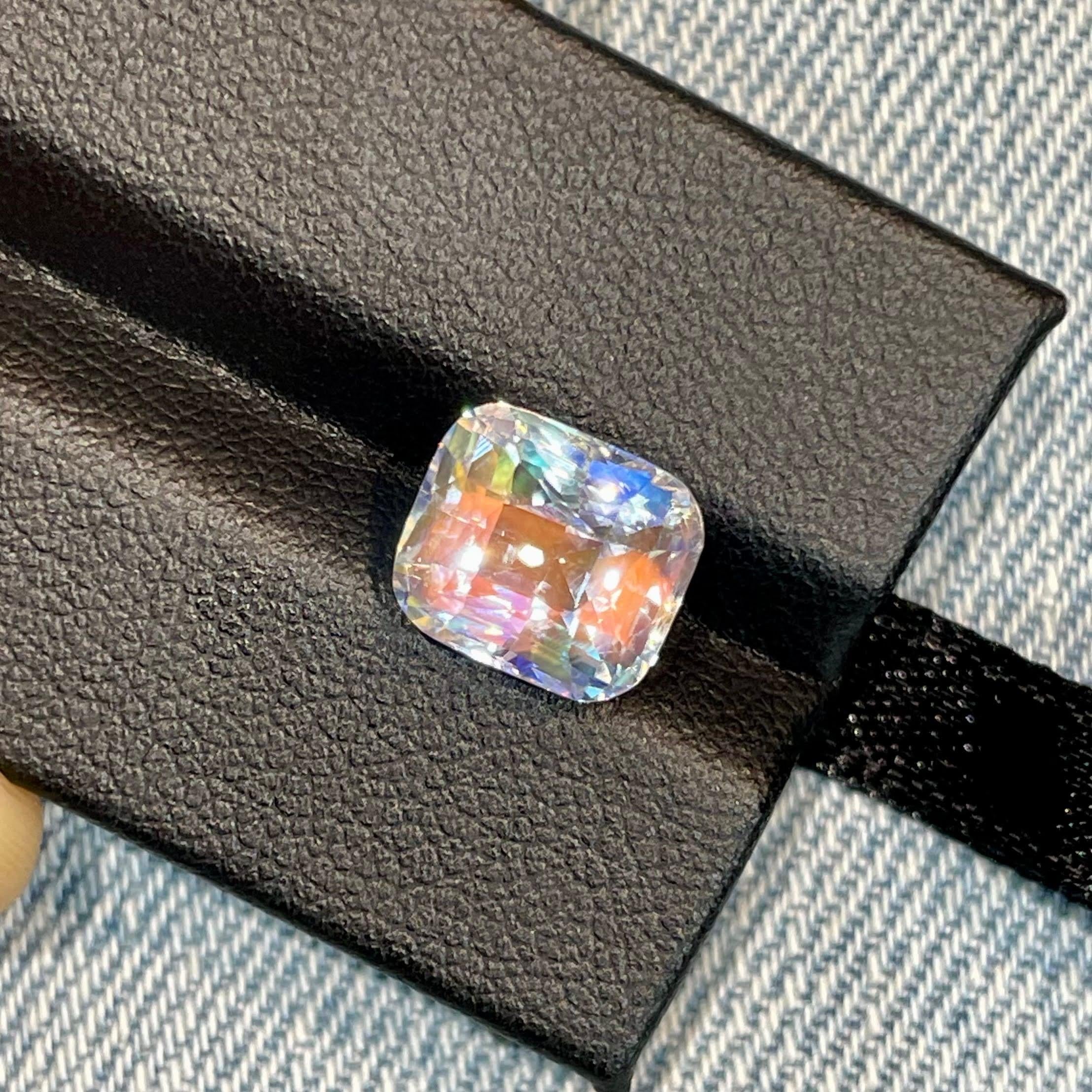 Femenino o masculino 3,95 quilates Piedra lunar facetada talla cojín Piedra preciosa natural de la India