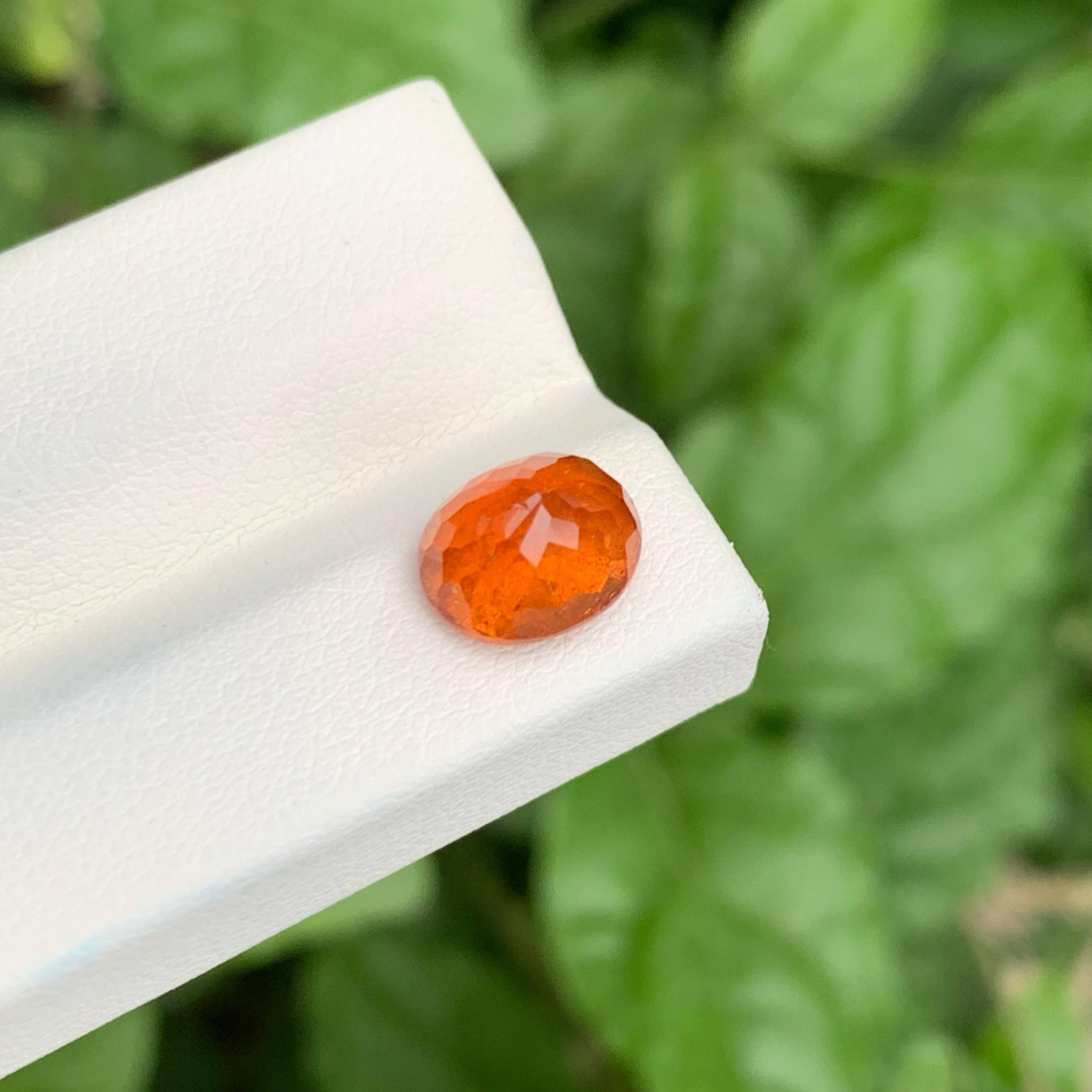 Peso 3,95 quilates
Dimensiones 9,2x7,5x6mm
Tratamiento Ninguno
Origen África
Claridad incluida
Forma Oval
Corte Facetado


Esta exquisita gema de Granate Fanta de 3,95 quilates muestra un vibrante tono naranja ardiente, cautivador y poco frecuente.