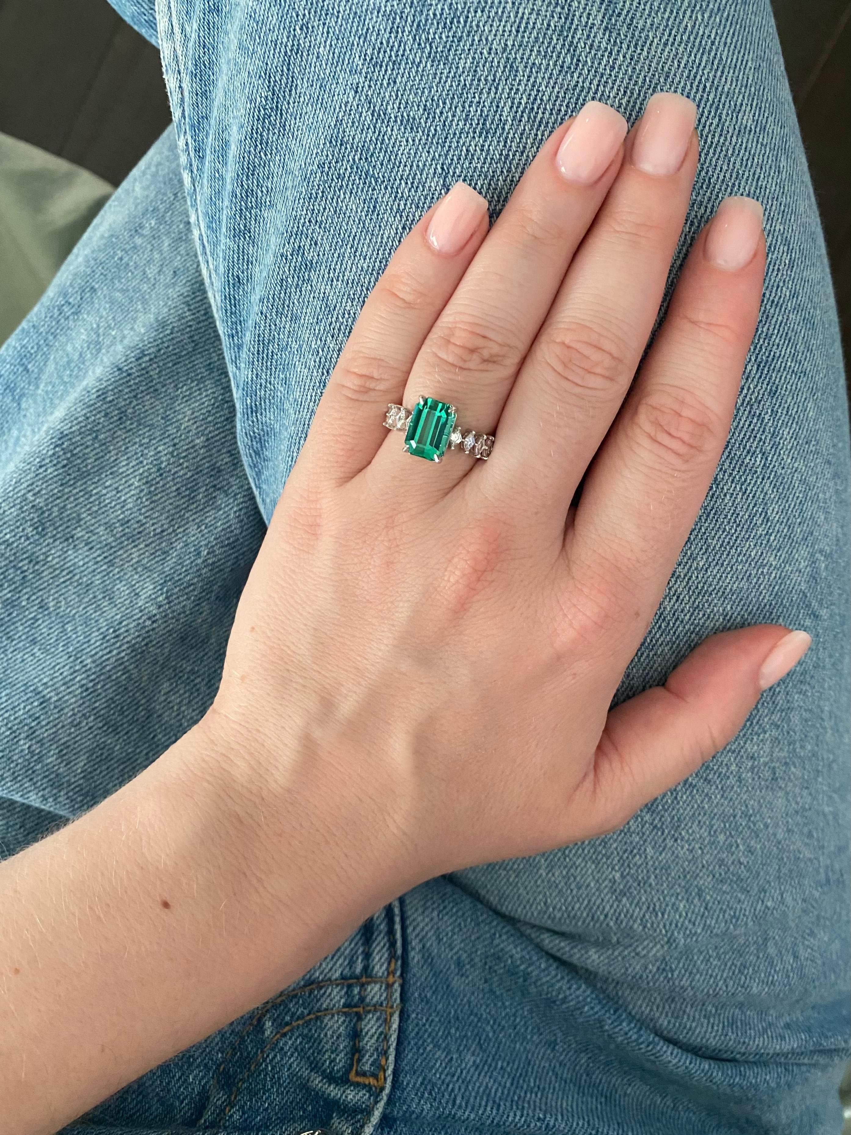 Taille émeraude 3,95 ct. Bague en tourmaline de lagon en or blanc 18 carats en vente
