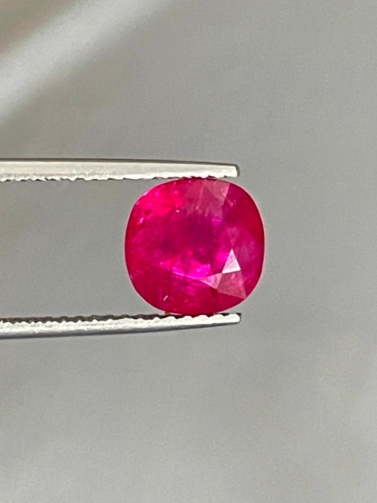 Taglio brillante 3,95 carati di rubino naturale non riscaldato di Mogok, colore rosso di Burma. in vendita