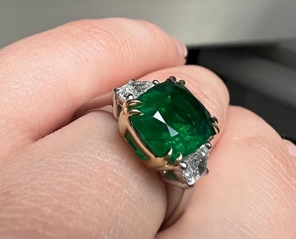 3.95 CTS Emerald Three Stone Ring In New Condition For Sale In New York, NY
