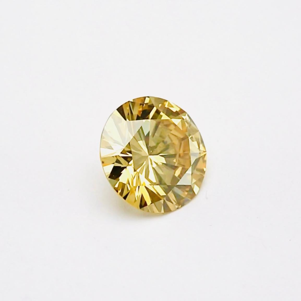 Ce diamant exceptionnel de 3,95 carats de couleur Fancy Deep Brownish Yellow, certifié par le Gemological Institute of America (GIA), est une pierre rare et luxueuse pour les collectionneurs avertis. Classé VS1, le diamant est remarquablement