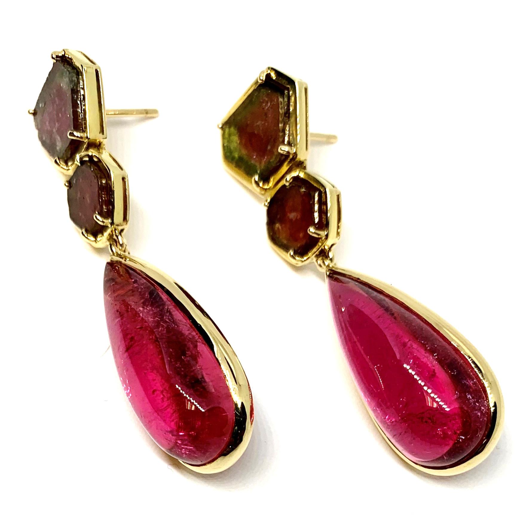 Toutes les amoureuses du rose seront séduites par ces délicieuses boucles d'oreilles en forme de poire avec cabochon et tourmaline melon d'eau. Serties dans de l'or jaune 18 carats, les gouttes de tourmaline rose vif de 39,55 carats sont