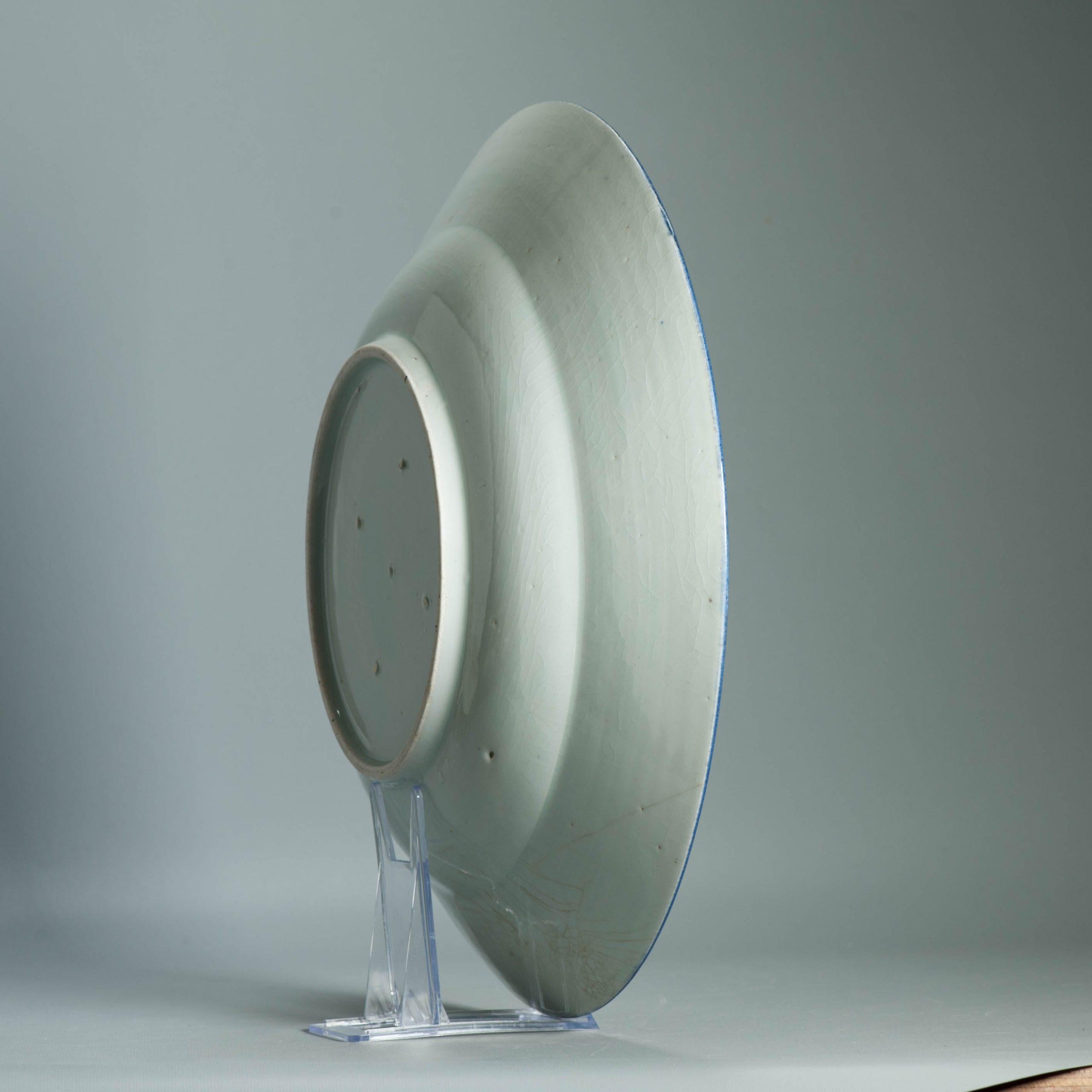 Beschreibung
Wir teilen mit Ihnen dieses sehr schöne Beispiel aus der Edo-Periode, 1680-1700. Mit einer Landschaftsszene und schön gemalten Hirschen im Stil der chinesischen Wanli-Periode.

Unmarkiert am Sockel

Arita-Ware, auch als Arita-yaki