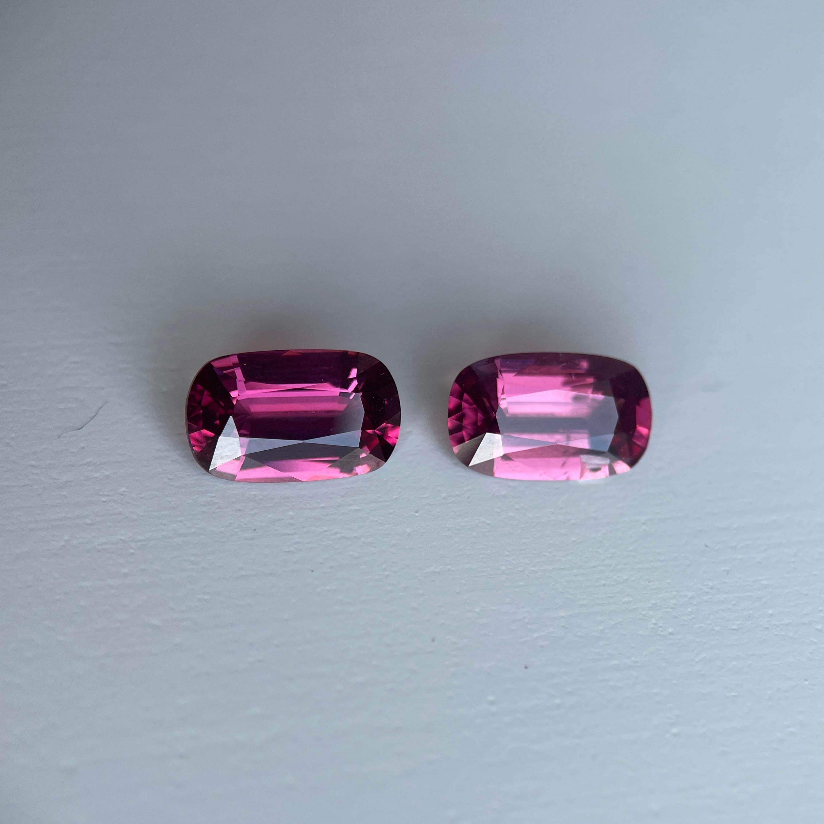 Paar 3,95 Karat rosa-rote Spinelle, hochwertige Qualität, präzise geschliffene Spinelle (Kissenschliff) im Angebot