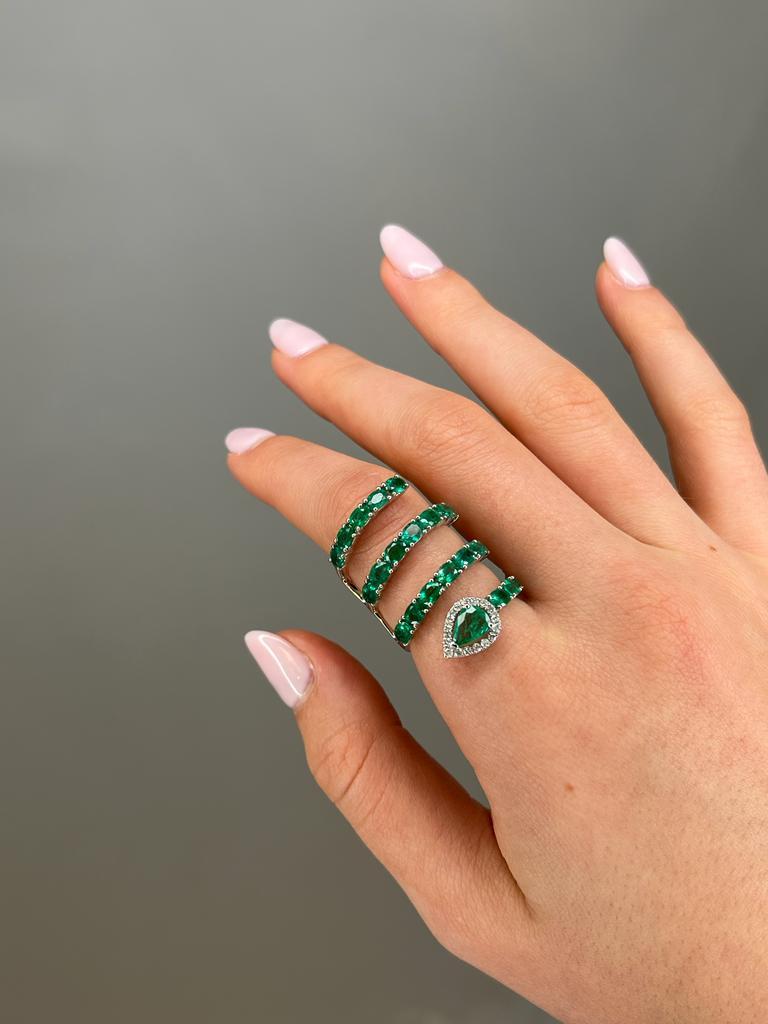 Pear Cut 3.95 Carats Emerald Diamond 18k Gold Spiral Ring For Sale