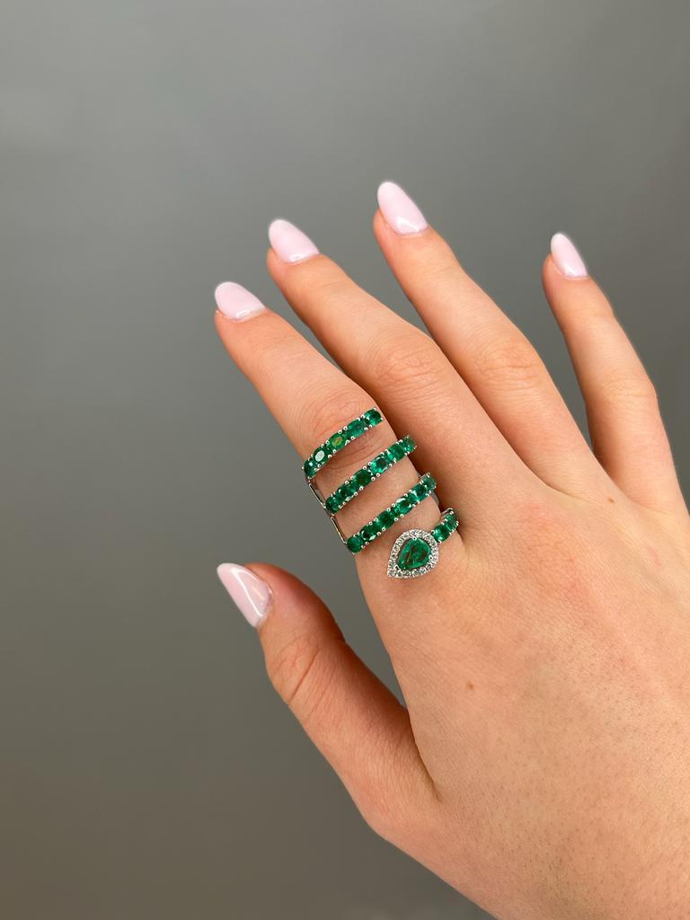 3.95 Carats Emerald Diamond 18k Gold Spiral Ring In New Condition For Sale In Miami, FL
