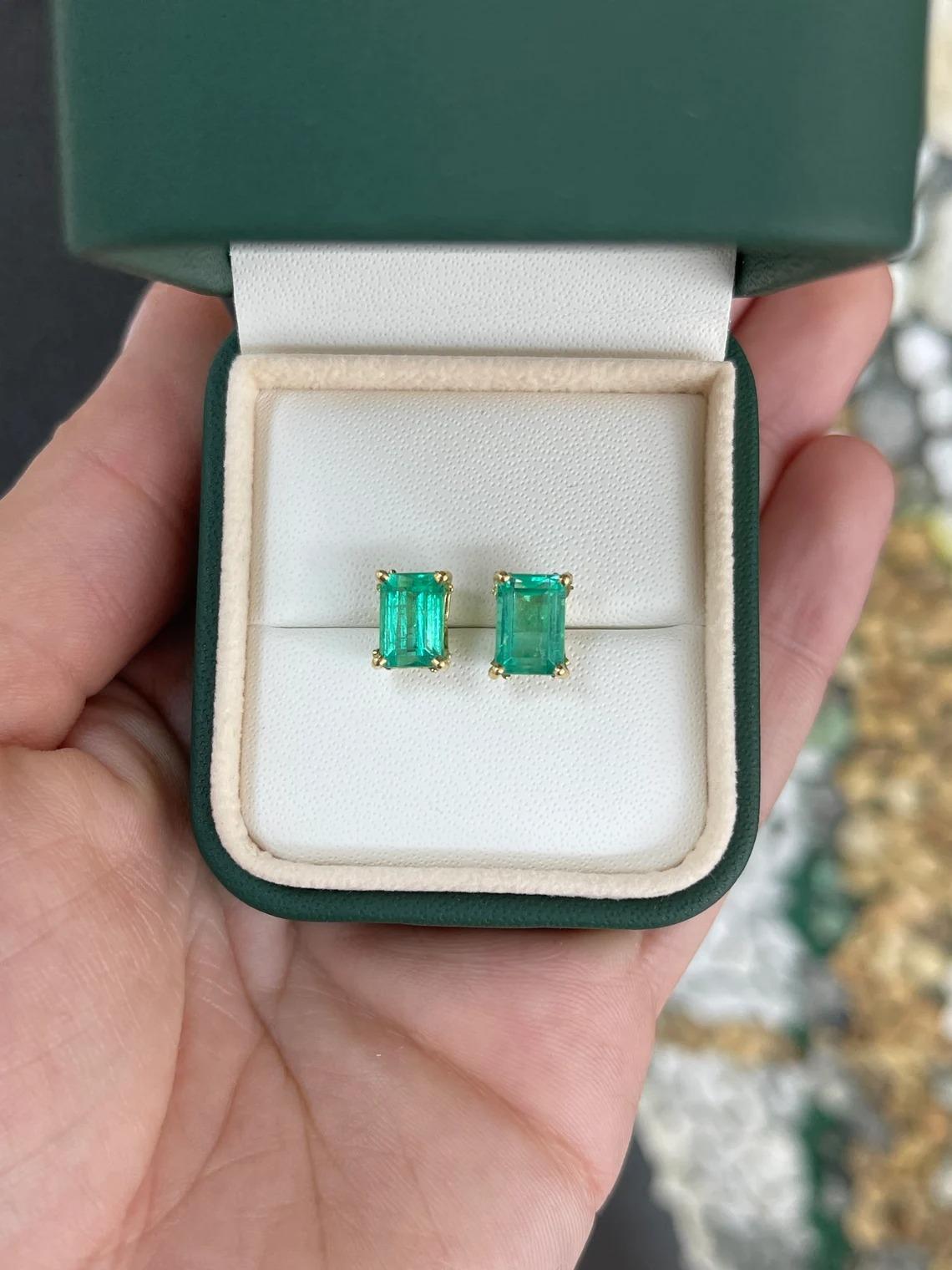 3.95tcw 14K Fleur De Lis Emerald Cut Colombian Emerald Gold Stud Earrings 585 In New Condition For Sale In Jupiter, FL