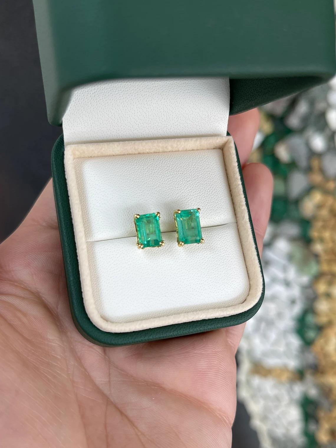 Women's 3.95tcw 14K Fleur De Lis Emerald Cut Colombian Emerald Gold Stud Earrings 585 For Sale