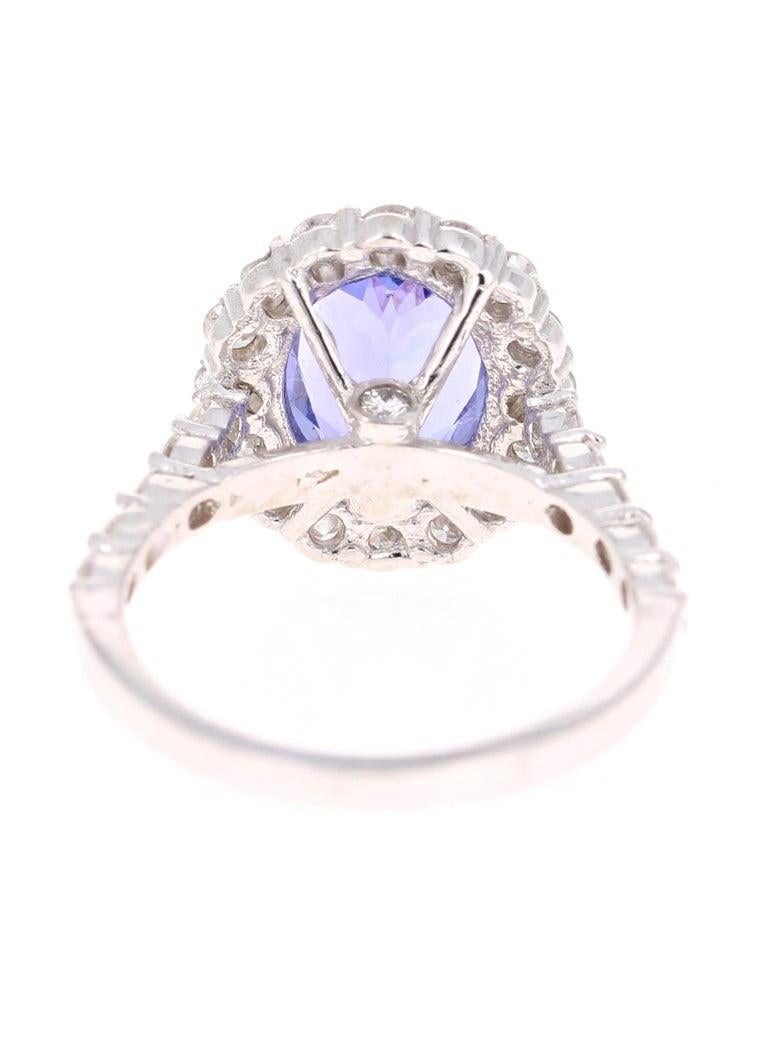 Taille ovale Bague cocktail en or blanc 14 carats avec tanzanite de 3,96 carats et diamants en vente