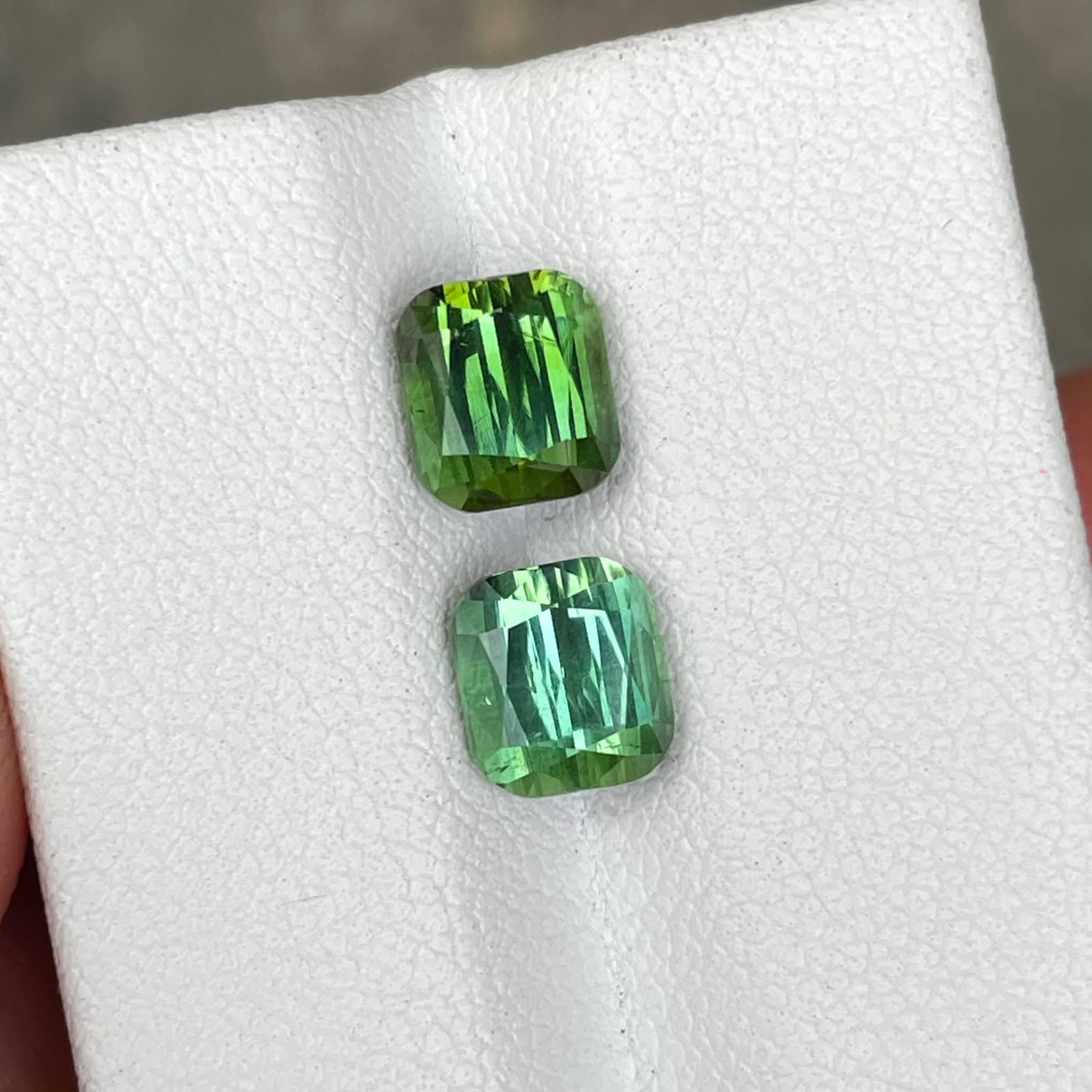 Gewicht 3,96 Karat 
Abmessungen 6,9x6,2x5,5 mm
Behandlung keine
Herkunft Afghanistan 
Klarheit VVS 
Kissen formen 
Fancy Kissen schneiden 



Dieses exquisite Paar grüner Turmaline mit 3,96 Karat ist ein atemberaubendes Beispiel für afghanische