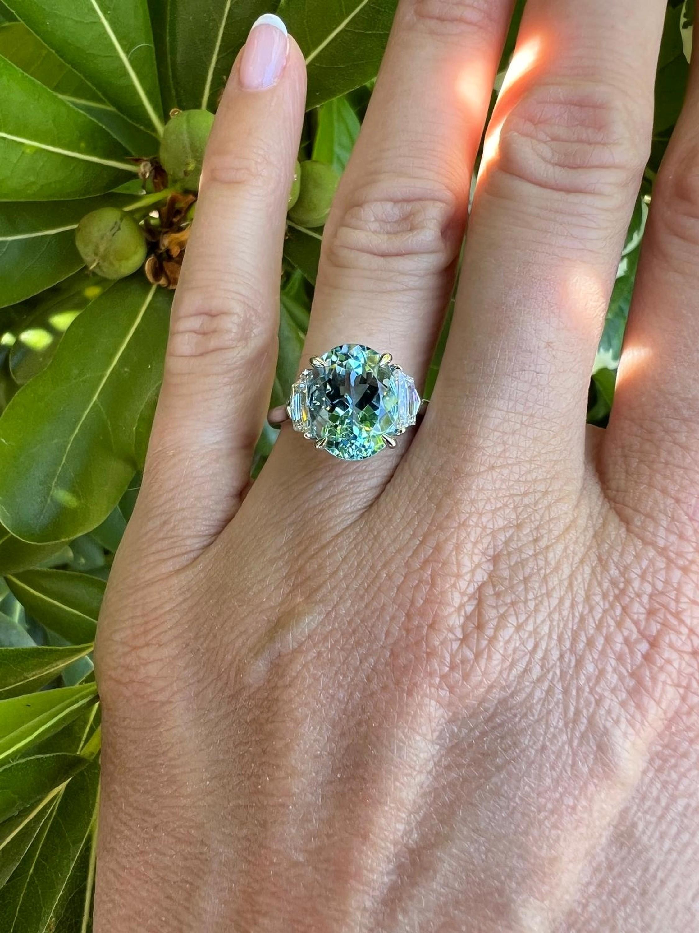 Contemporaneo Anello di fidanzamento in platino a tre pietre con acquamarina ovale e diamante da 3,96 carati - GIA in vendita