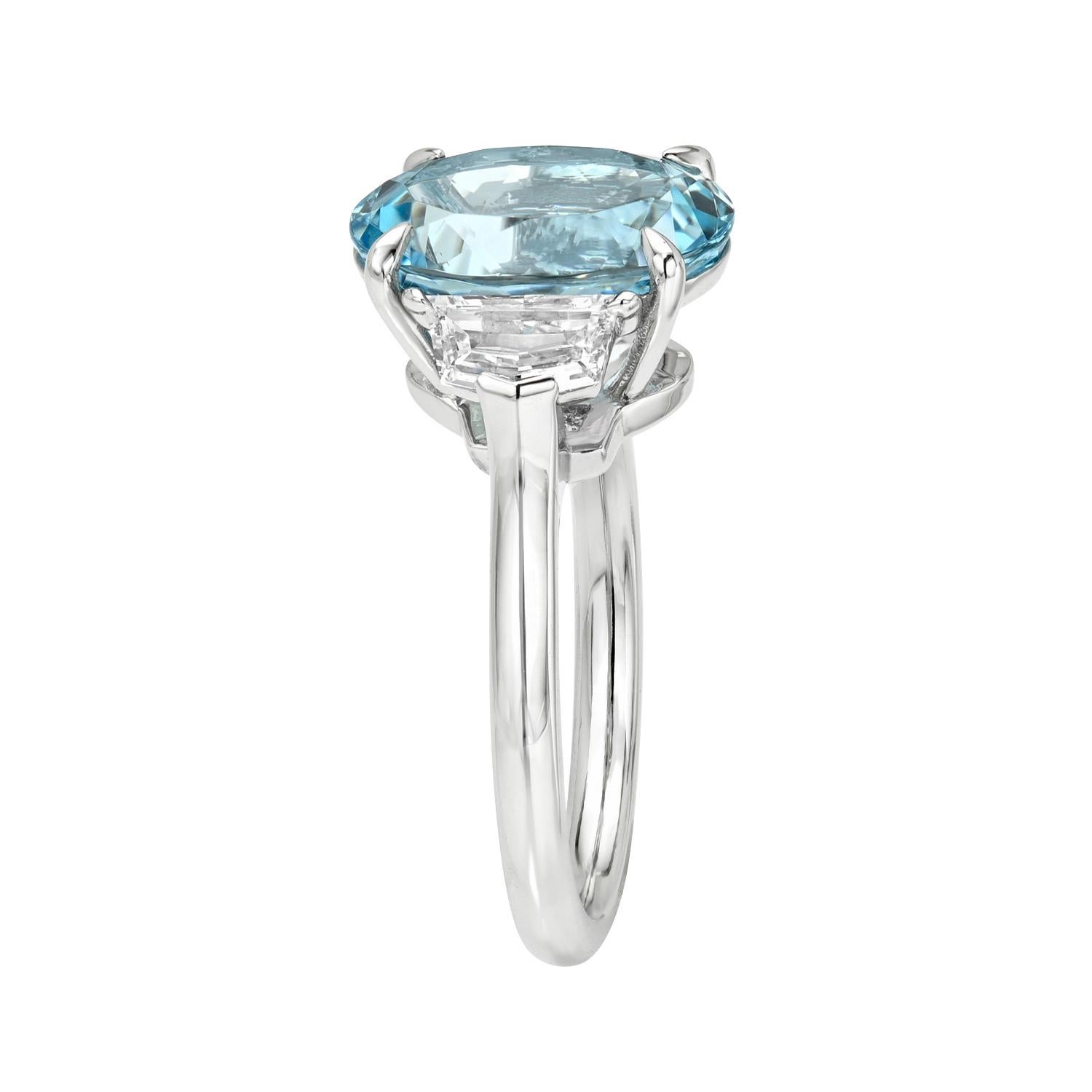Celestial Waters - 3(96) Carat Oval Aquamarine and Diamond Three-Stone Platinum Engagement Ring - Merkaba Jewelry Beverly Hills.

Découvrez un trésor artisanal d'une rare beauté et d'une grande profondeur symbolique : la bague de fiançailles