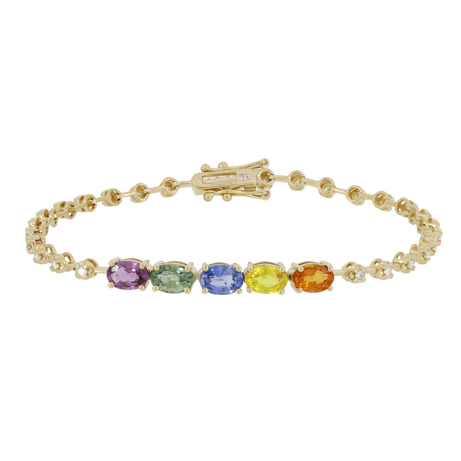Verleihen Sie Ihrer Schmucksammlung mit diesem Tennisarmband mit Regenbogensaphir aus 18 Karat Gelbgold einen Hauch von Farbe. Mit seinen ovalen Saphiren in den Farben Blau, Violett, Gelb, Orange und Rosa bietet dieses Armband ein schillerndes