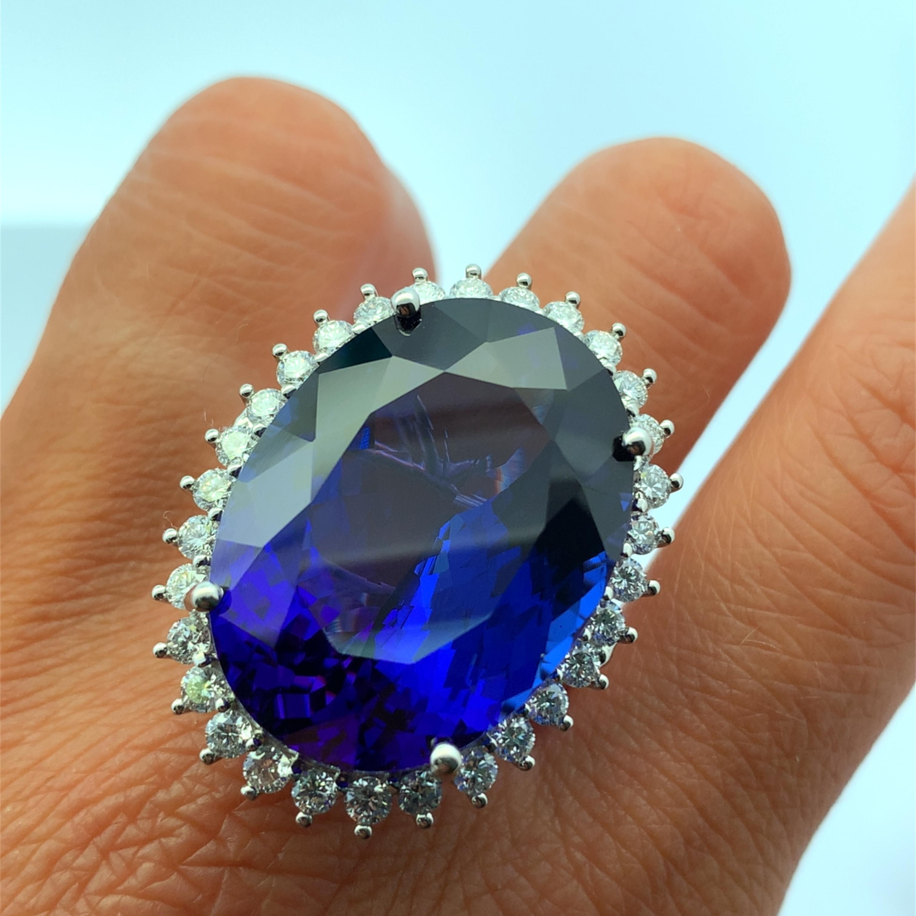 Cette superbe bague de cocktail présente une magnifique grappe de diamants avec une pierre précieuse Tanzanite au centre, totalisant 39,60ct, sertie dans un anneau de platine. La bague est également ornée d'une tanzanite ovale de 38,40 carats, ce