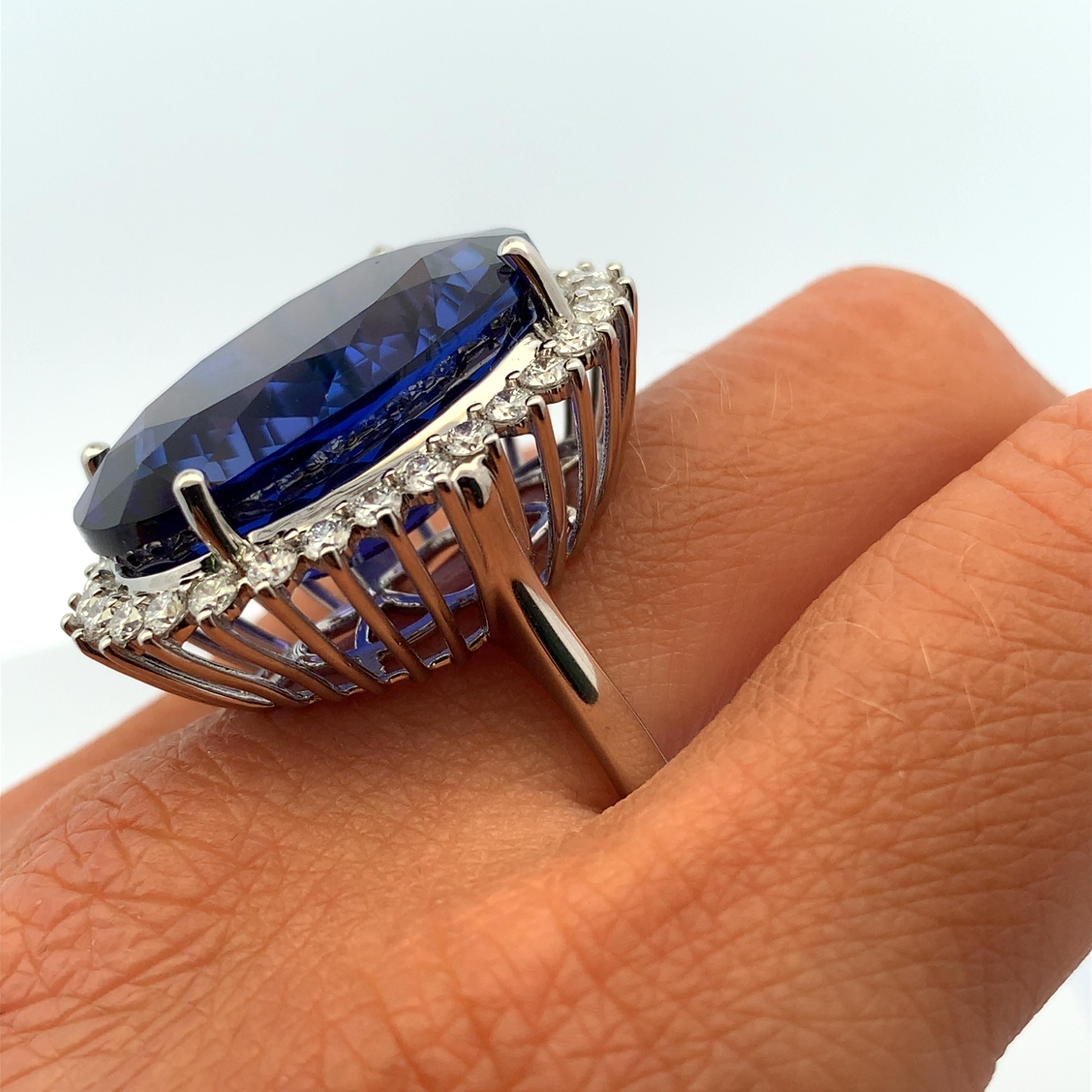 Taille ovale Bague de cocktail en platine avec tanzanite et grappe de diamants 39,60 carats en vente