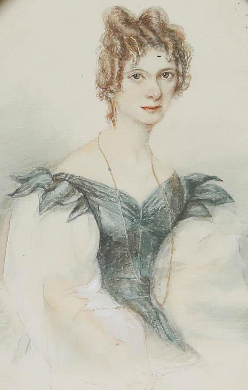 Une aquarelle délicate du dix-neuvième siècle représentant une jeune femme élégante. Bien présenté dans un cadre ovale à effet doré. Non signée. Sur le papier.