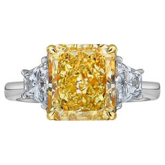 Bague fantaisie à trois pierres en diamant jaune radiant de 3,96 carats certifié GIA